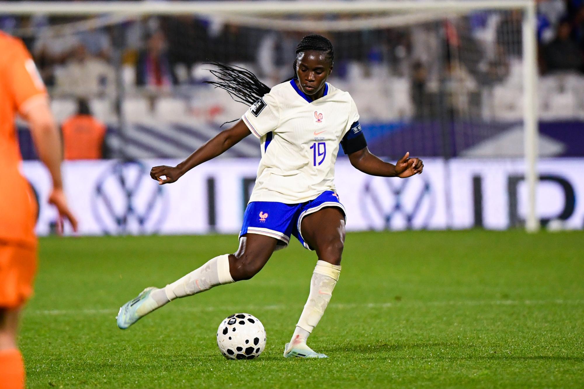 Première Ligue : Griedge Mbock dénonce l'absence de convention collective dans le championnat féminin français et salue les évolutions du football féminin français