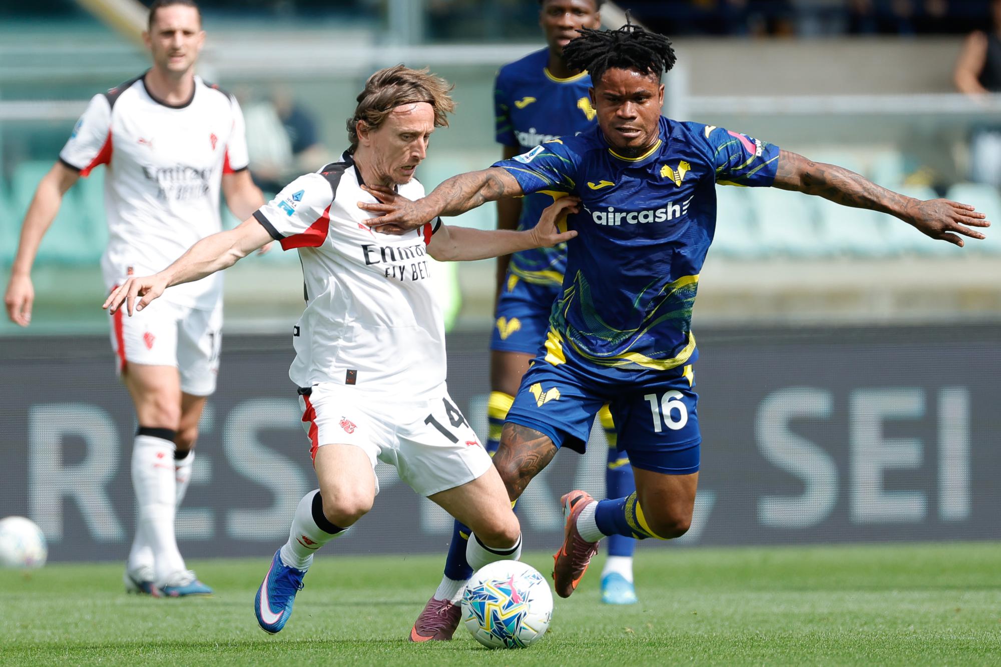 L'ancien de l'OL Gift Orban se bat avec un supporter