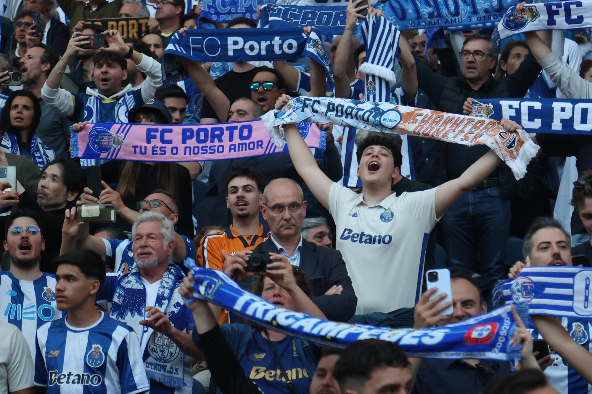 Quand les supporters du FC Porto célèbrent la victoire de Benfica contre le Sporting