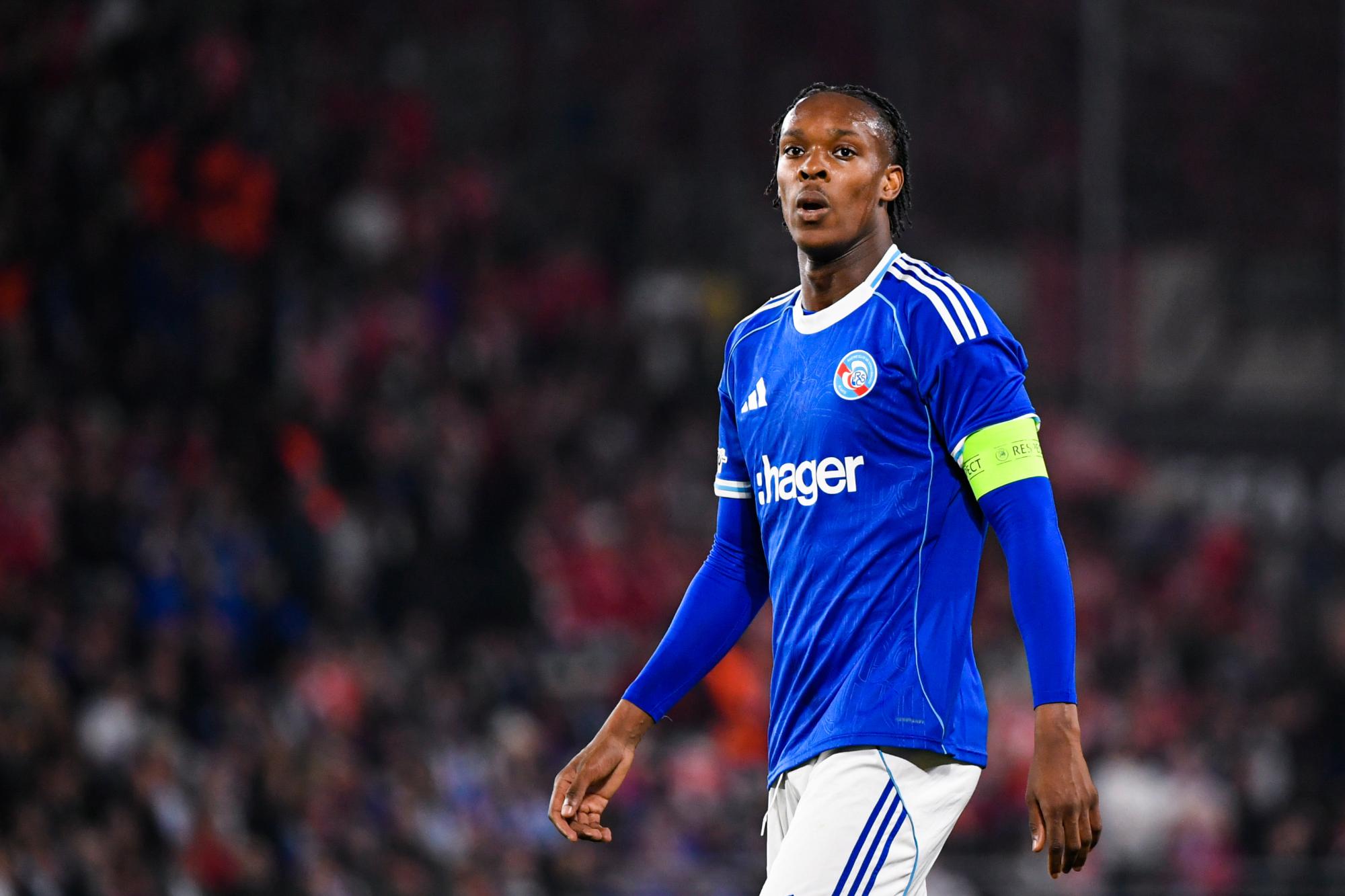 Emmanuel Emegha s'explique avec des supporters de Strasbourg