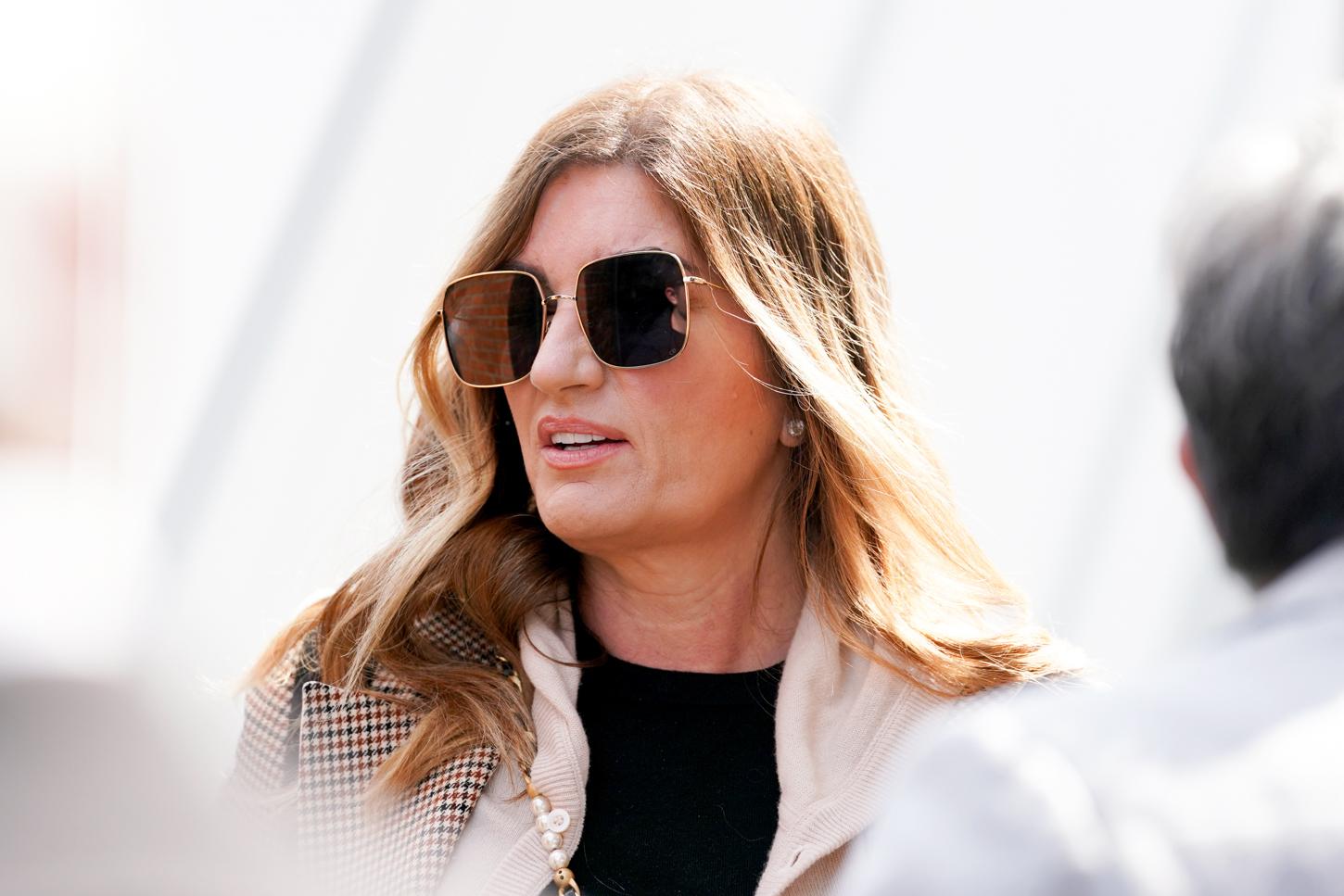 La vice-présidente de West Ham Karren Brady claque la porte