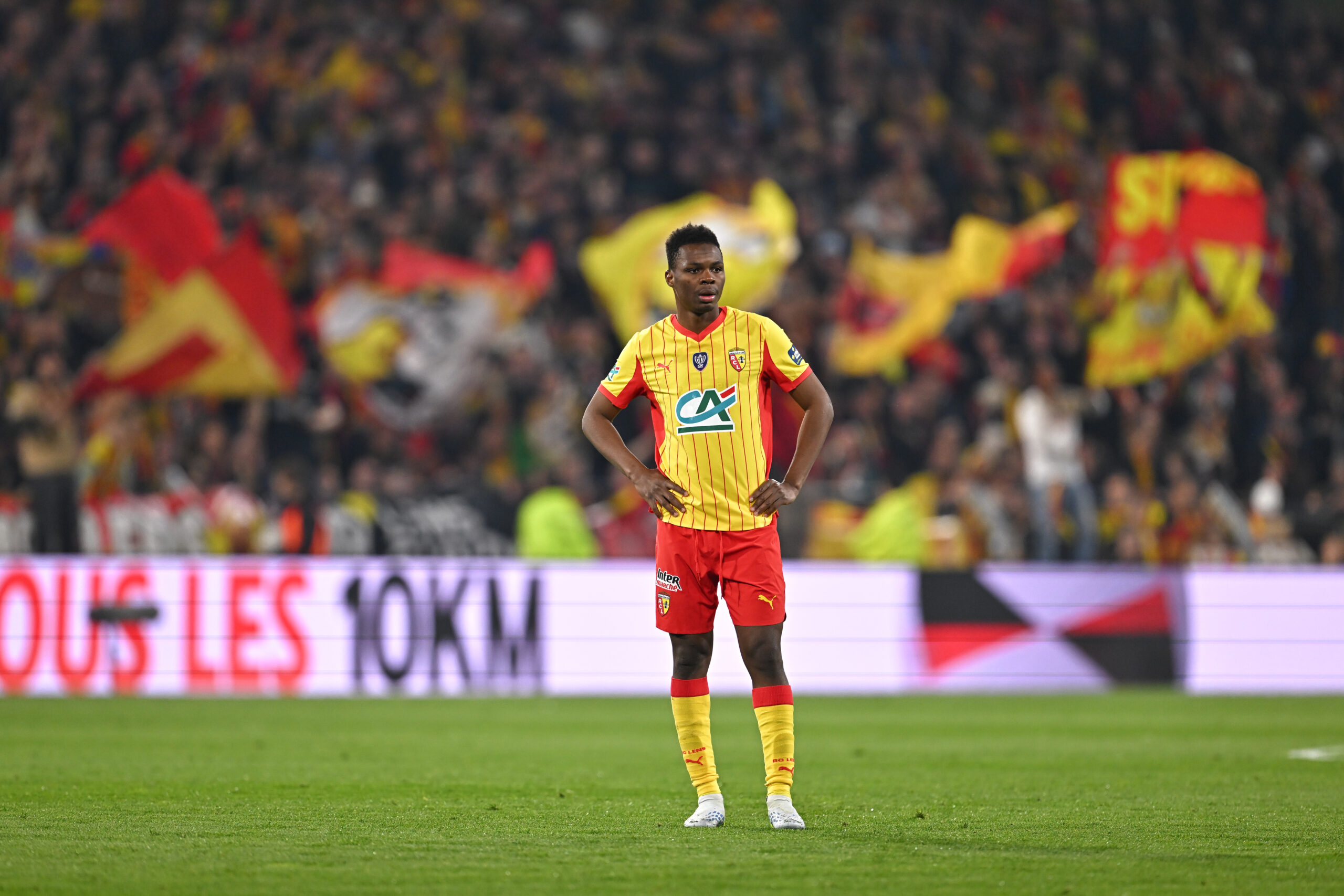 Mamadou Sangaré le milieu célèbre la qualification de Lens pour la finale de la Coupe de France