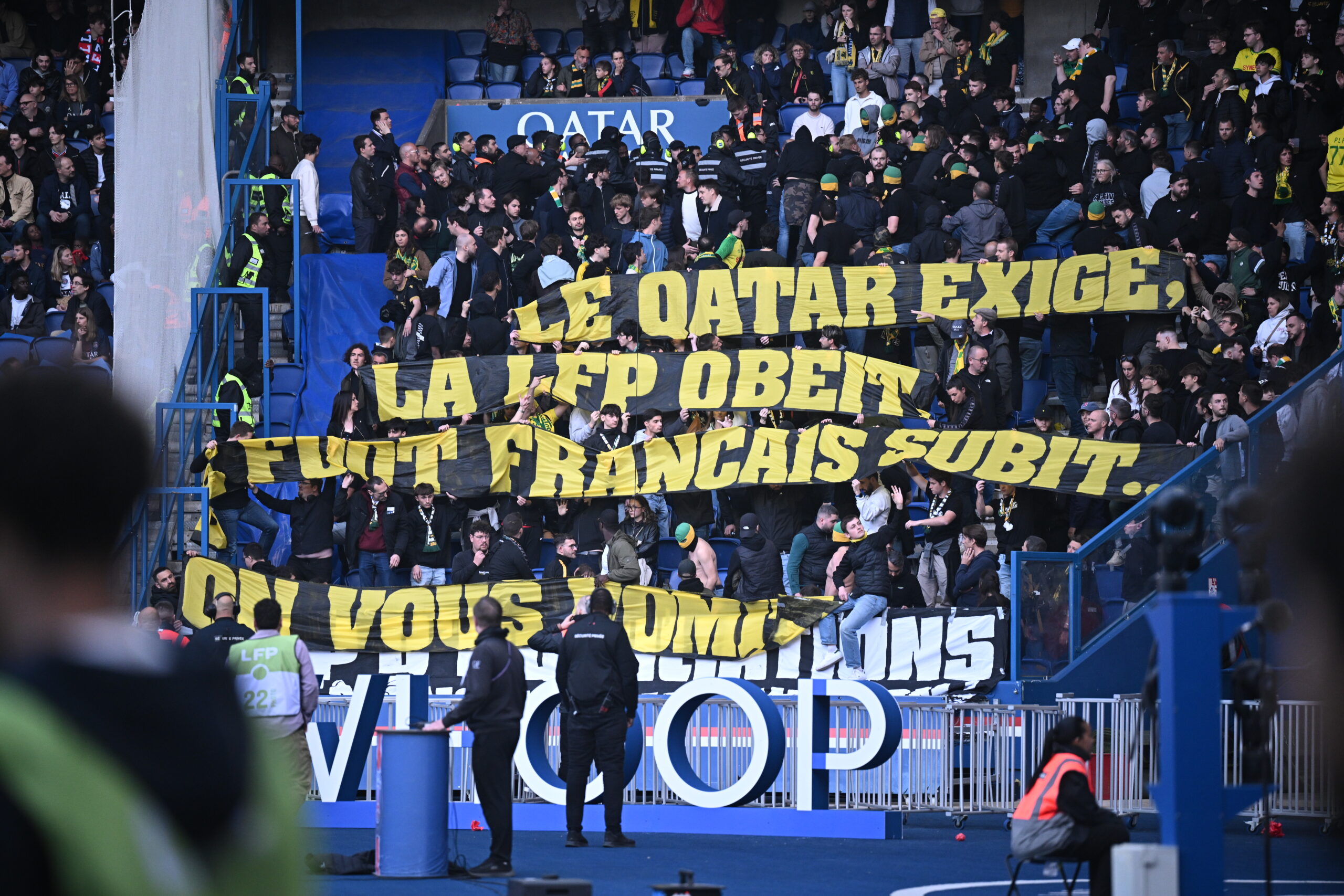« Le Qatar exige, la LFP obéit, le foot français subit... On vous vomit » : tensions autour d'une banderole des ultras nantais au Parc des Princes