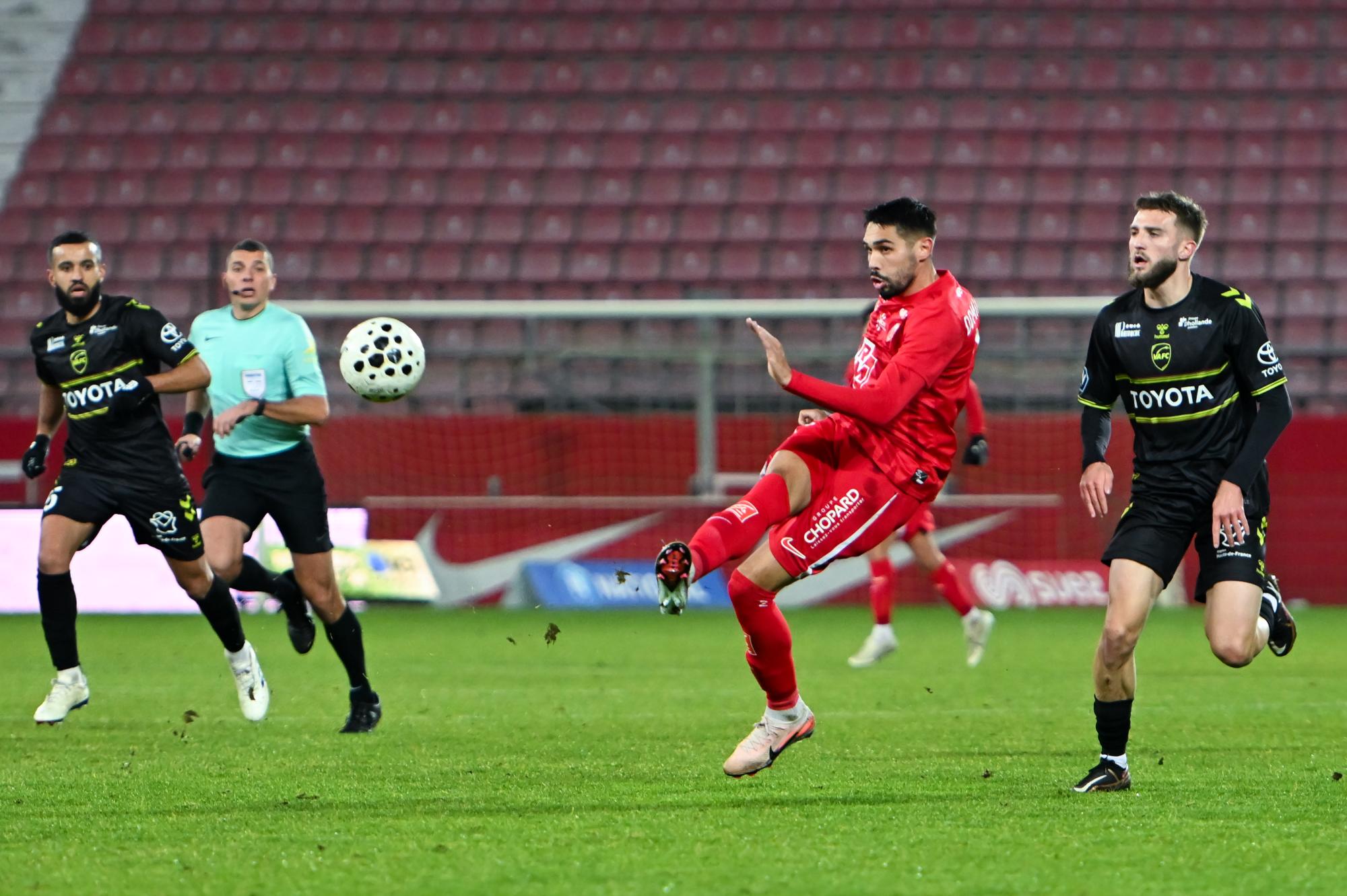 National : Dijon devra attendre pour valider sa montée en Ligue 2 malgré la victoire face à Valenciennes, Châteauroux continue de sombrer après sa défaite face à Fleury, Orléans en perdition face à QRM