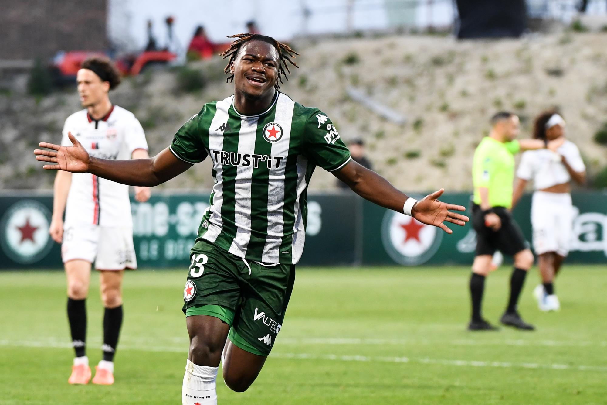 Ligue 2 : Le Red Star s'impose dans la douleur face à Guingamp, Annecy cartonne Pau, Bastia au bord de la relégation après sa défaite face à Clermont