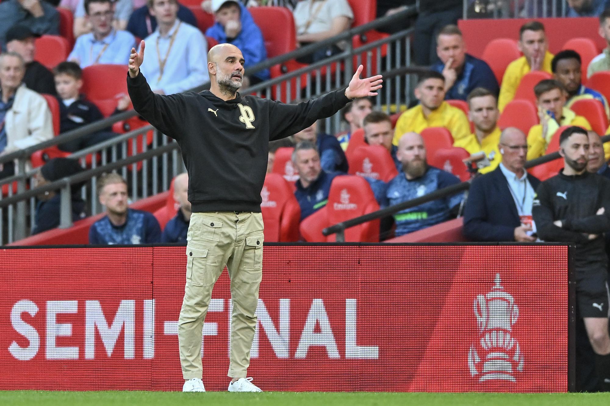 Pep Guardiola taclé par un journaliste sur le manque de supporters de Manchester City à Wembley