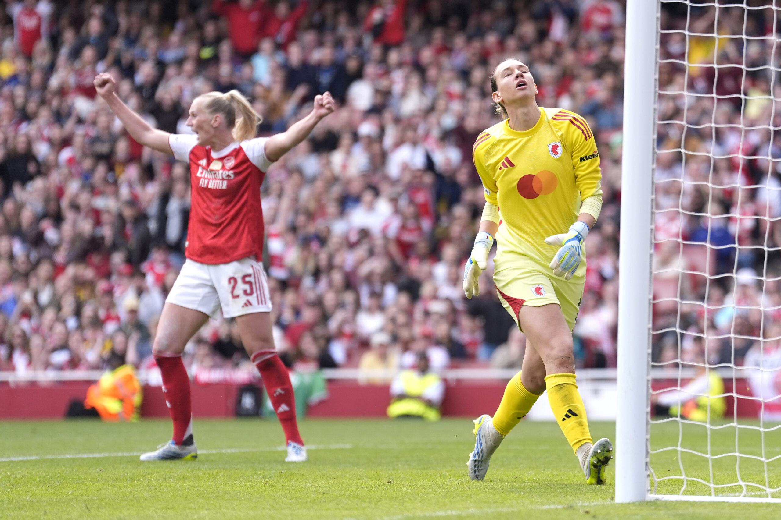 Ligue des champions féminine : deux bourdes plombent la première manche de l'OL Lyonnes face à Arsenal