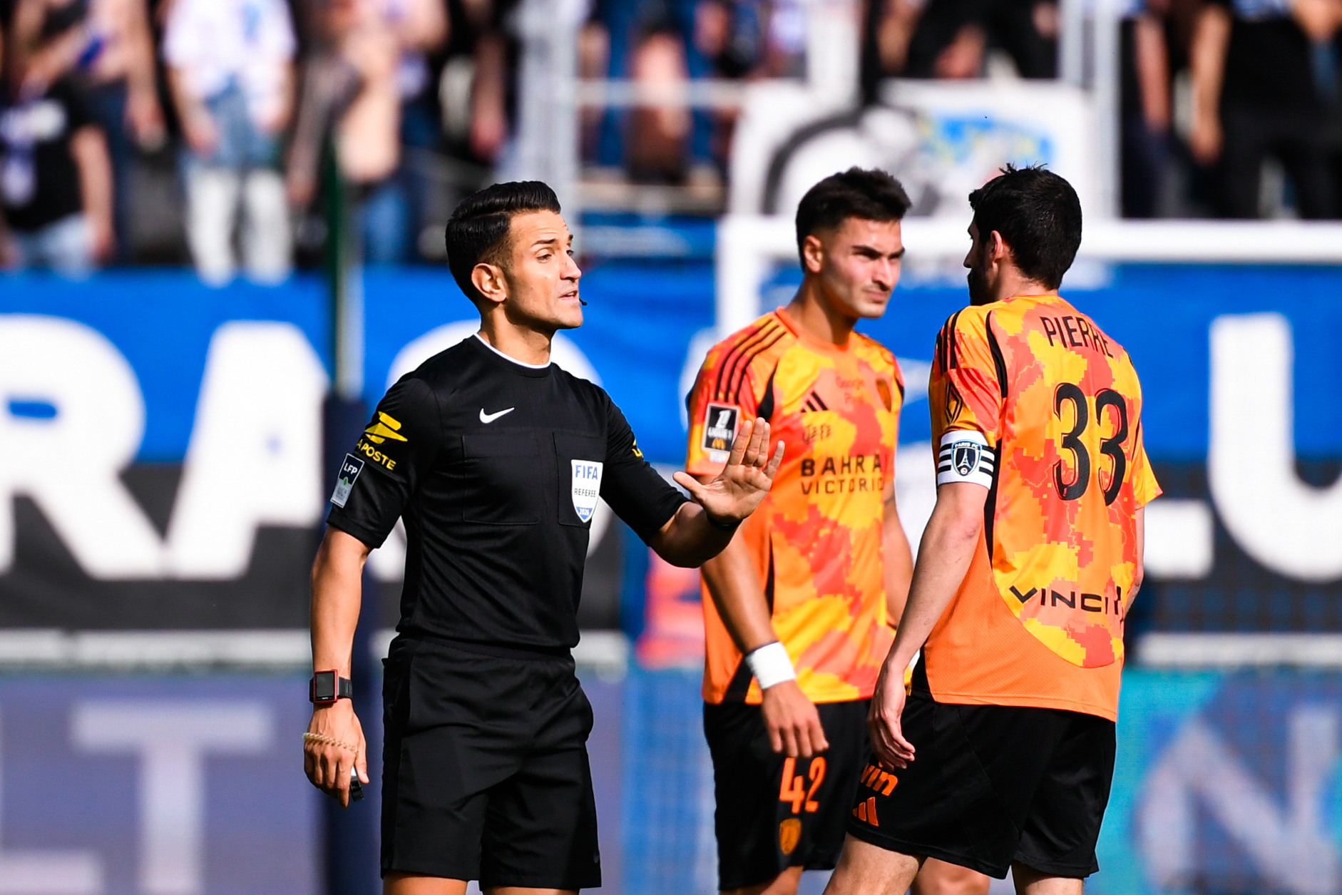 Ligue 1 - Excédé après son expulsion contre Lille, Pierre Lees-Melou (Paris FC) veut la sonorisation pour tous les arbitres