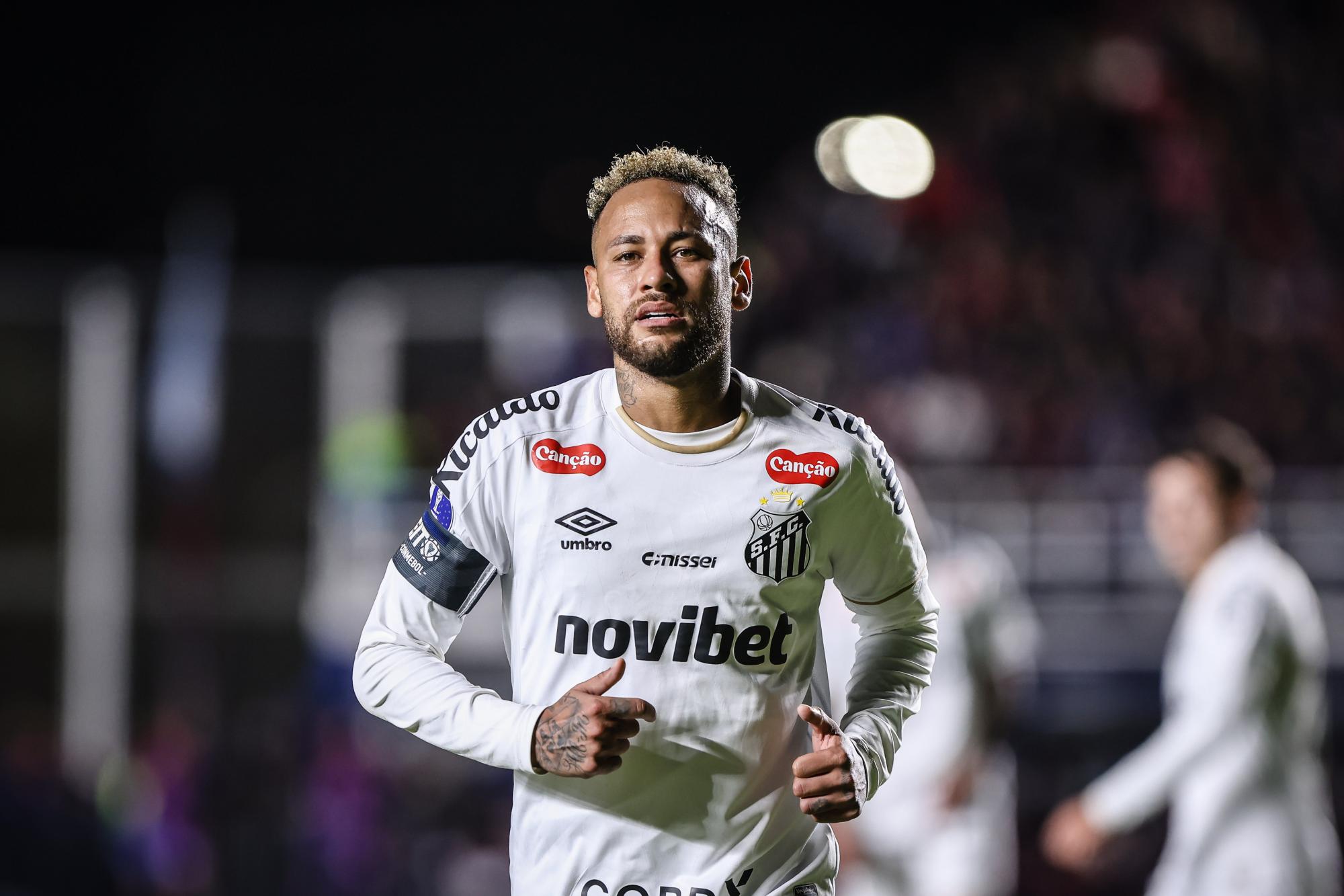 Un escort kid fond en larmes au moment d'entrer sur la pelouse avec Neymar