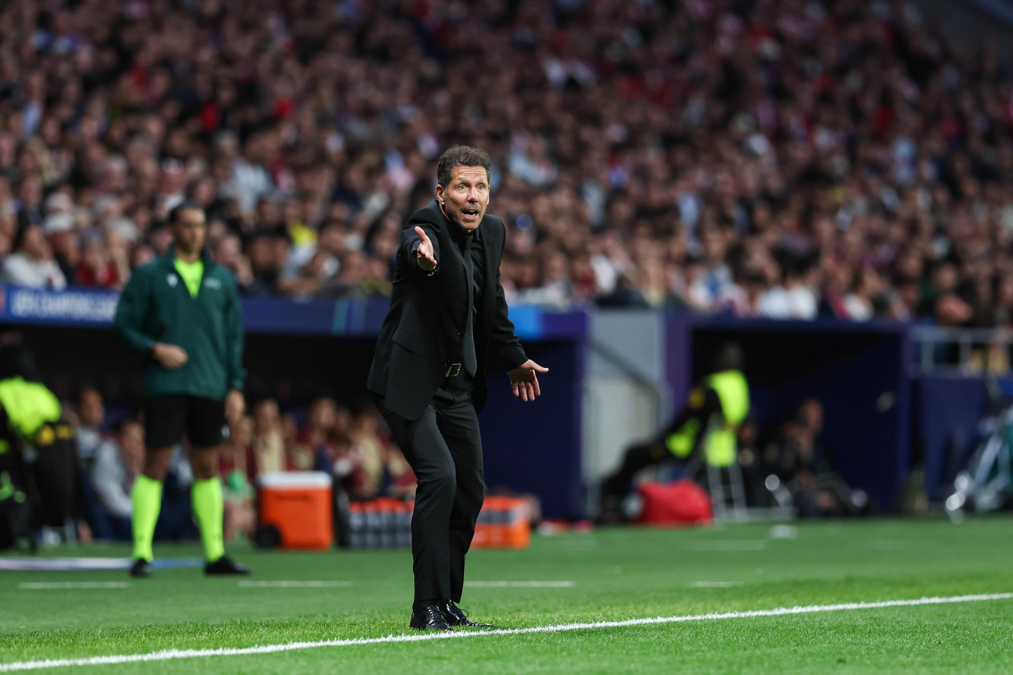 Diego Simeone se frite avec Ben White parce qu'il marche sur le logo de l'Atlético