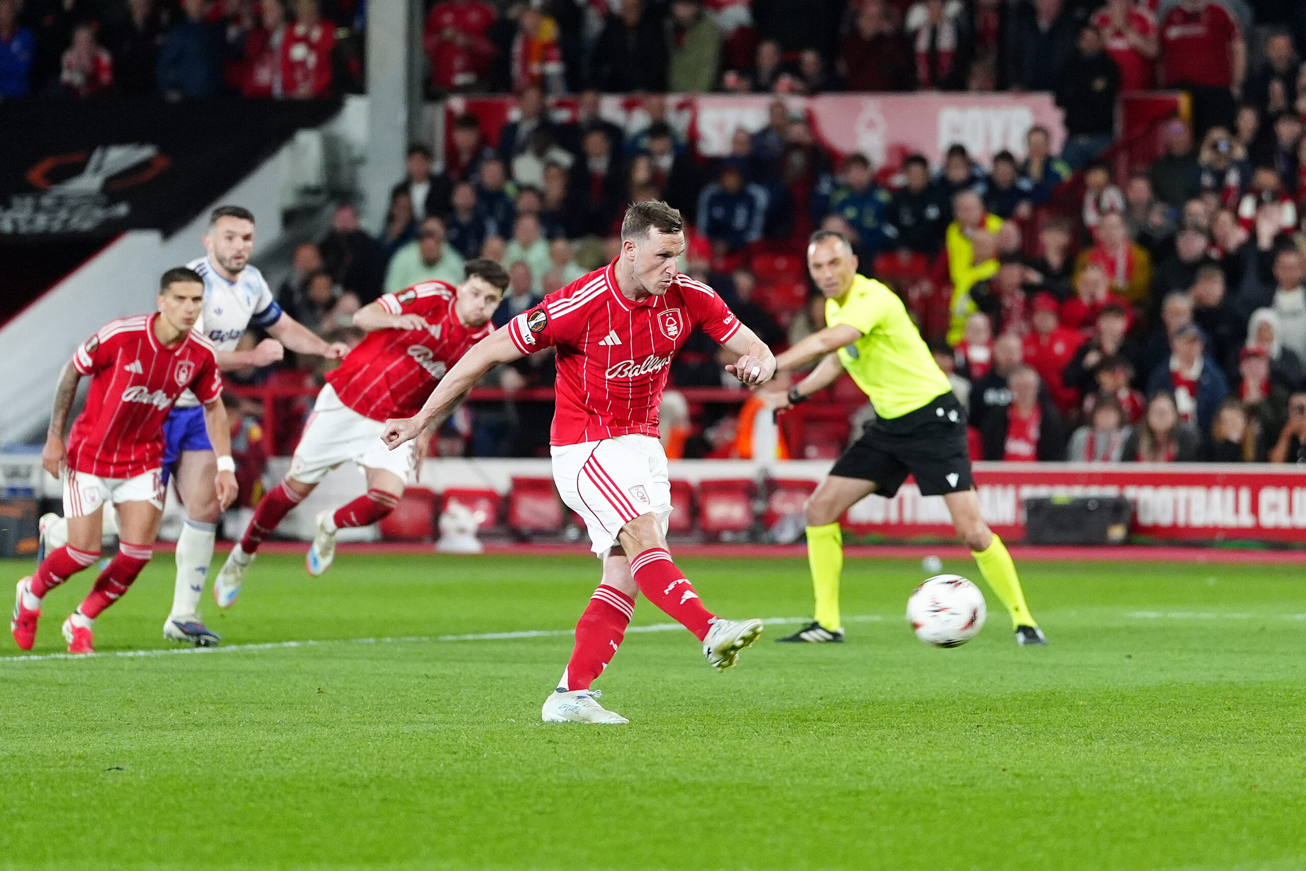 Ligue Europa : Nottingham profite d'une erreur de Lucas Digne, Braga s'impose dans la douleur