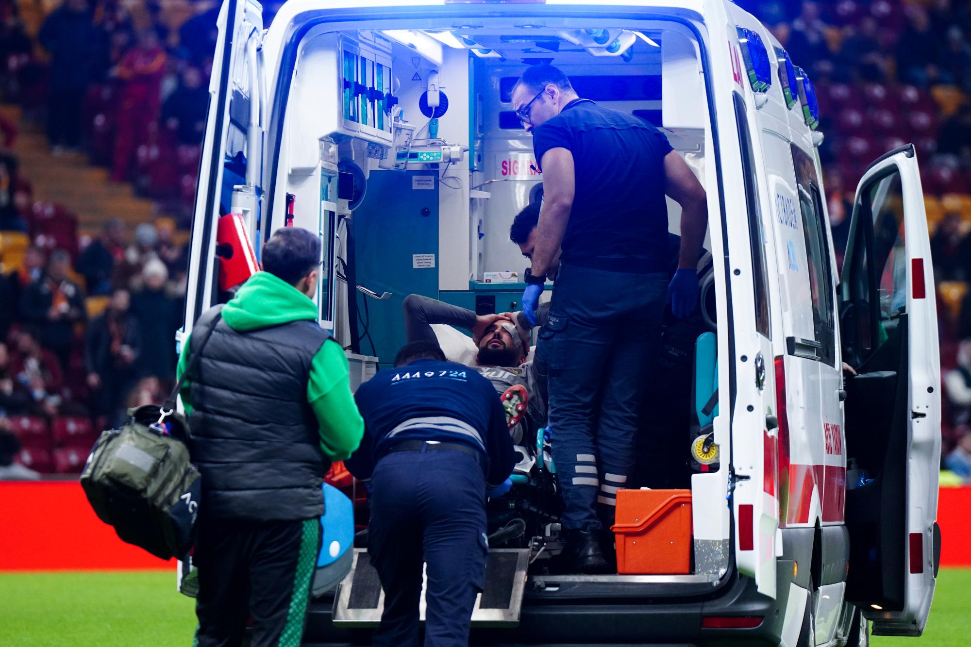 Scène cocasse en D2 roumaine : une ambulance transportant un joueur gravement blessé reste embourbé