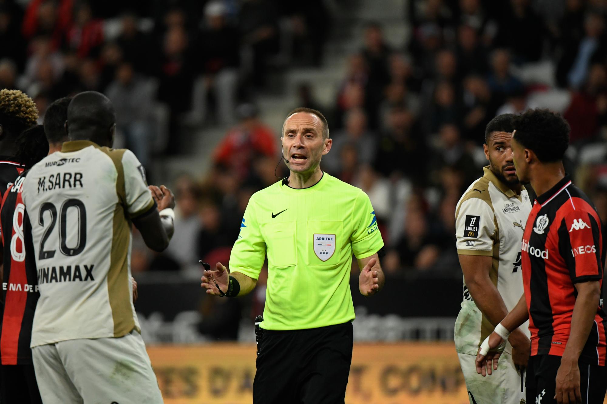 Ligue 1 - La technique d'un arbitre pour ne pas subir la pression des joueurs