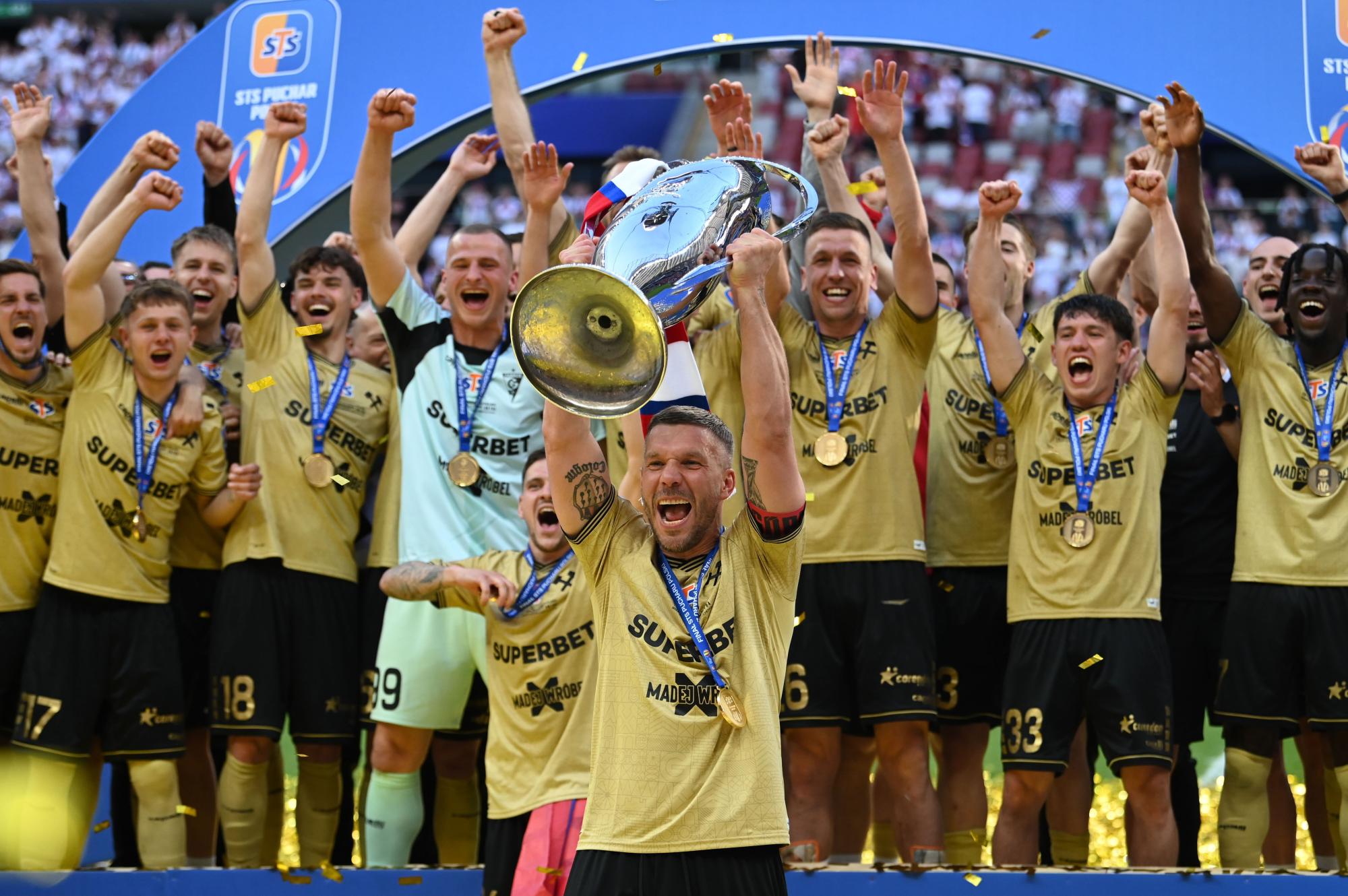 Lukas Podolski soulève la Coupe de Pologne avec Górnik Zabrze à 40 ans