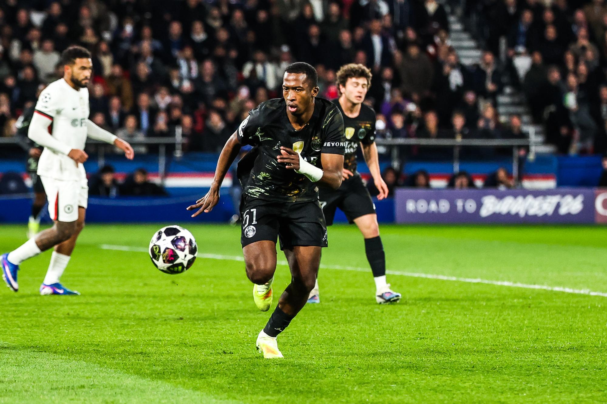 Willian Pacho, la force tranquille du Paris Saint-Germain, jugé par ses pairs