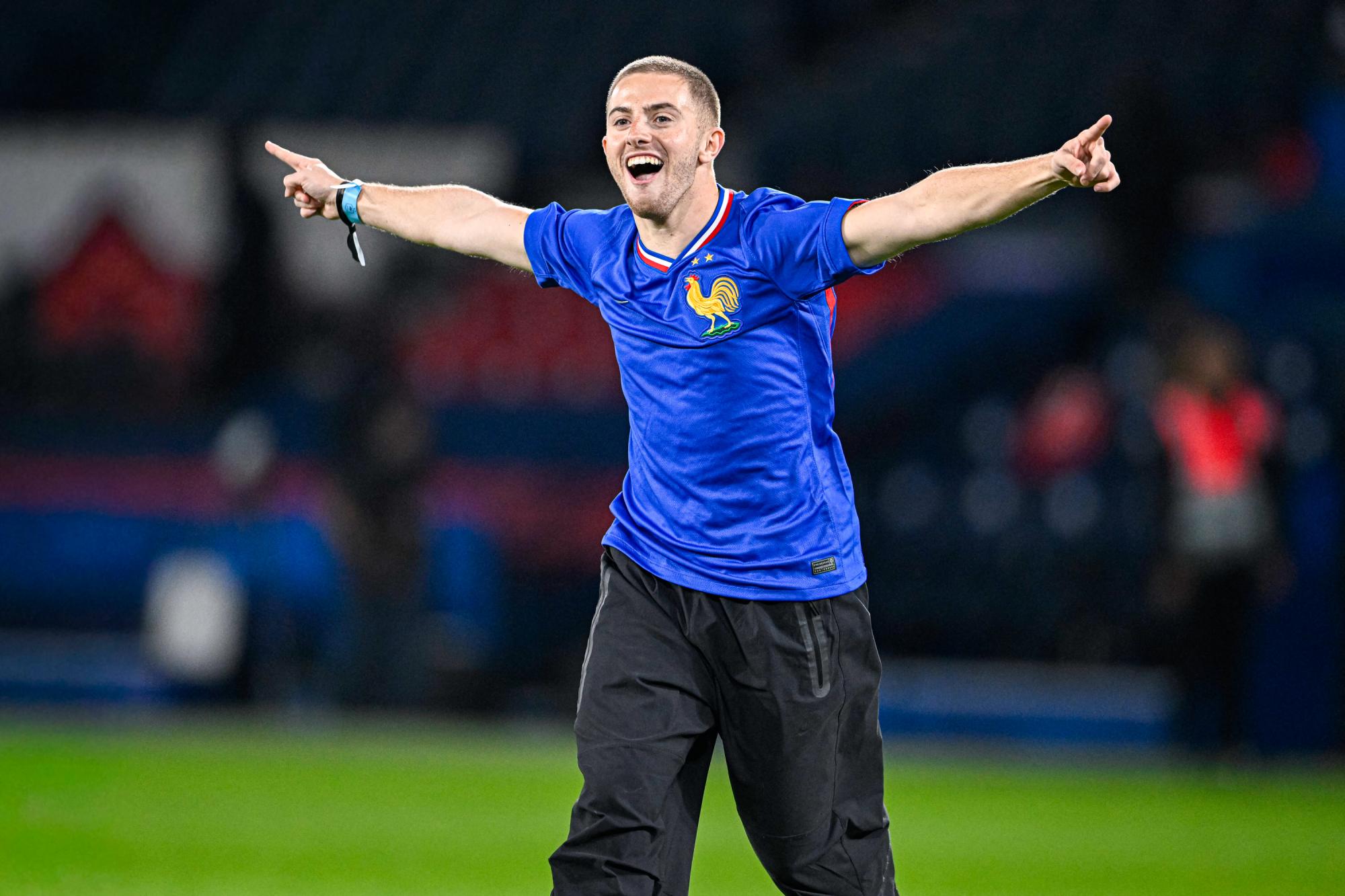 Le streameur Michou au bord des terrains avec M6 pour la Coupe du monde 2026