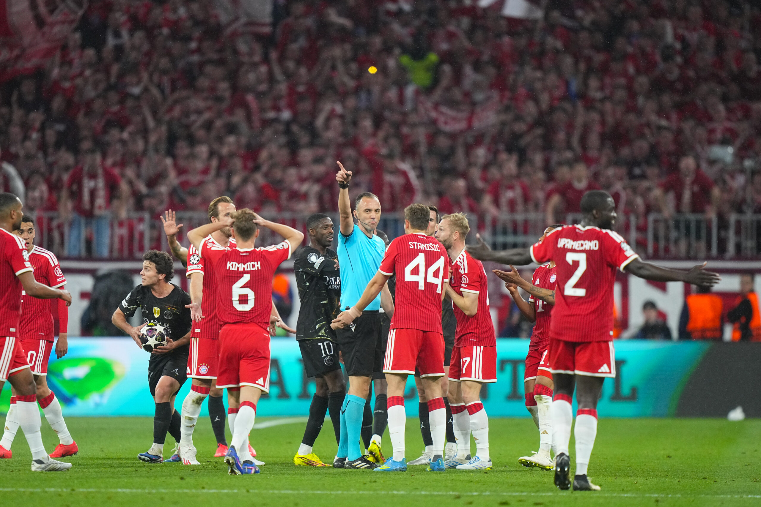 Mains de João Neves et Nuno Mendes ? Les cinq minutes qui ont tendu les joueurs du Bayern Munich contre le PSG