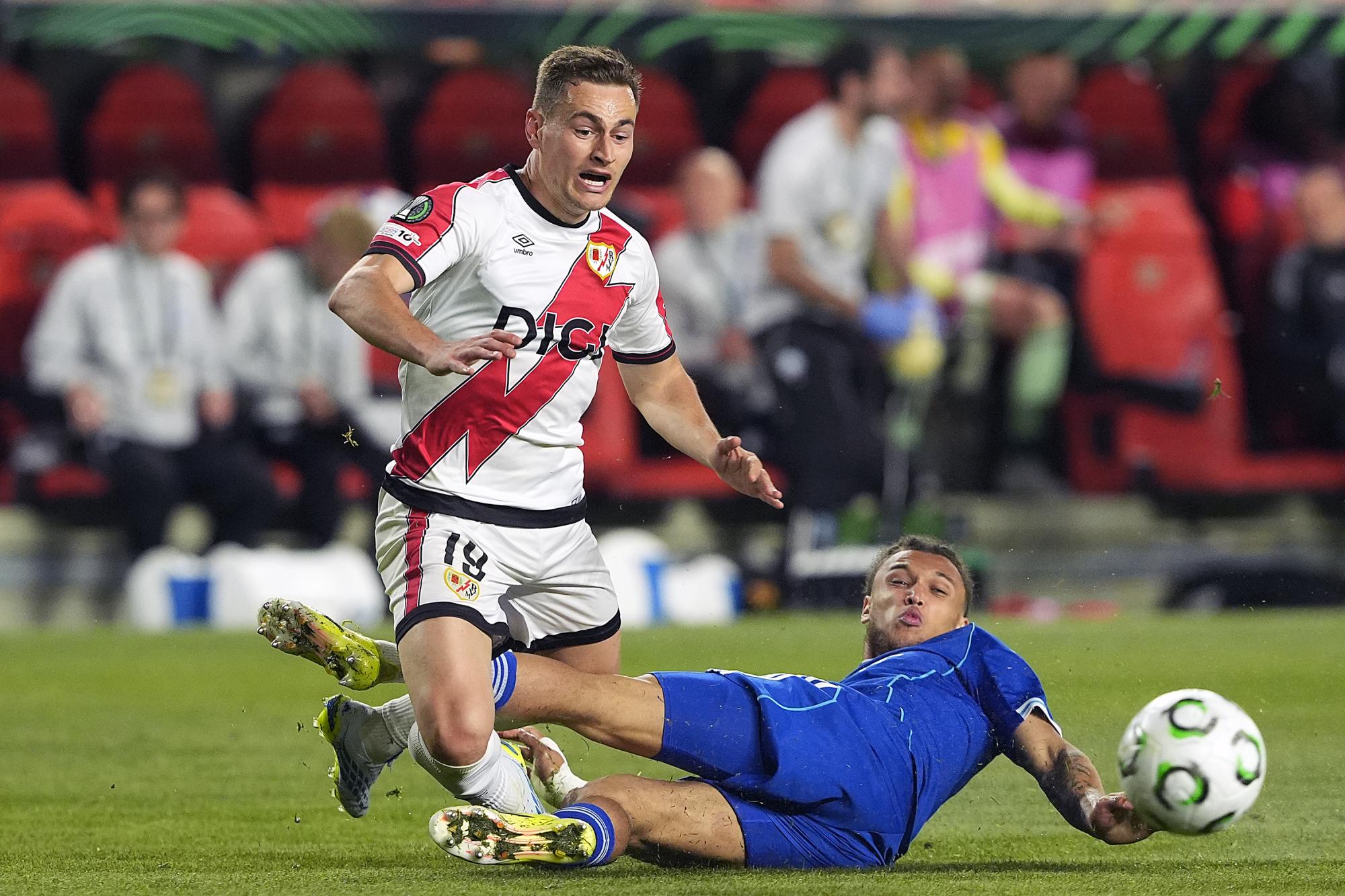 Des feux d'artifices à côté de l'hôtel du Rayo Vallecano avant la rencontre contre Strasbourg