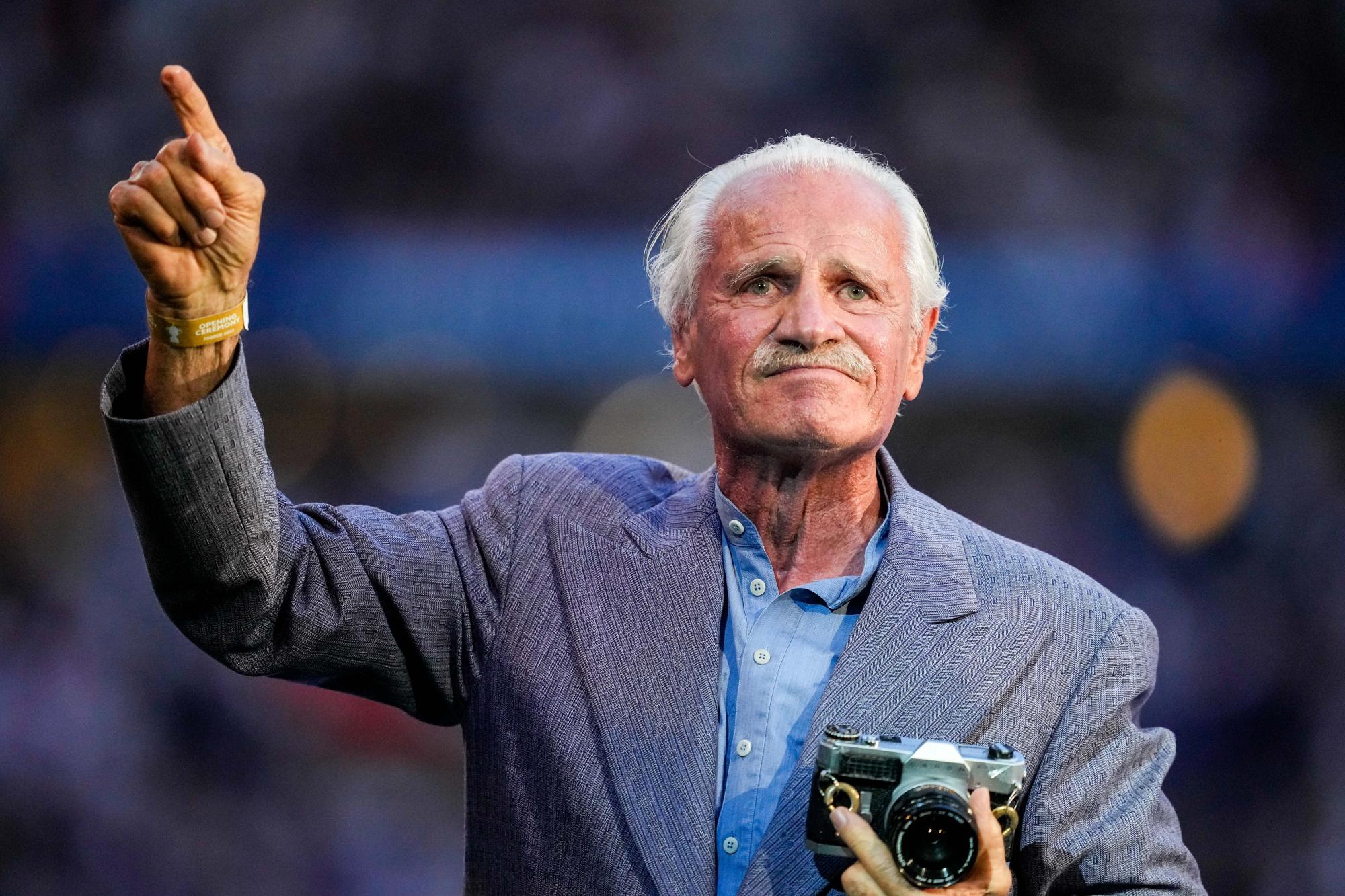 Une expo de Yann Arthus-Bertrand totalement saccagée après les célébrations parisiennes