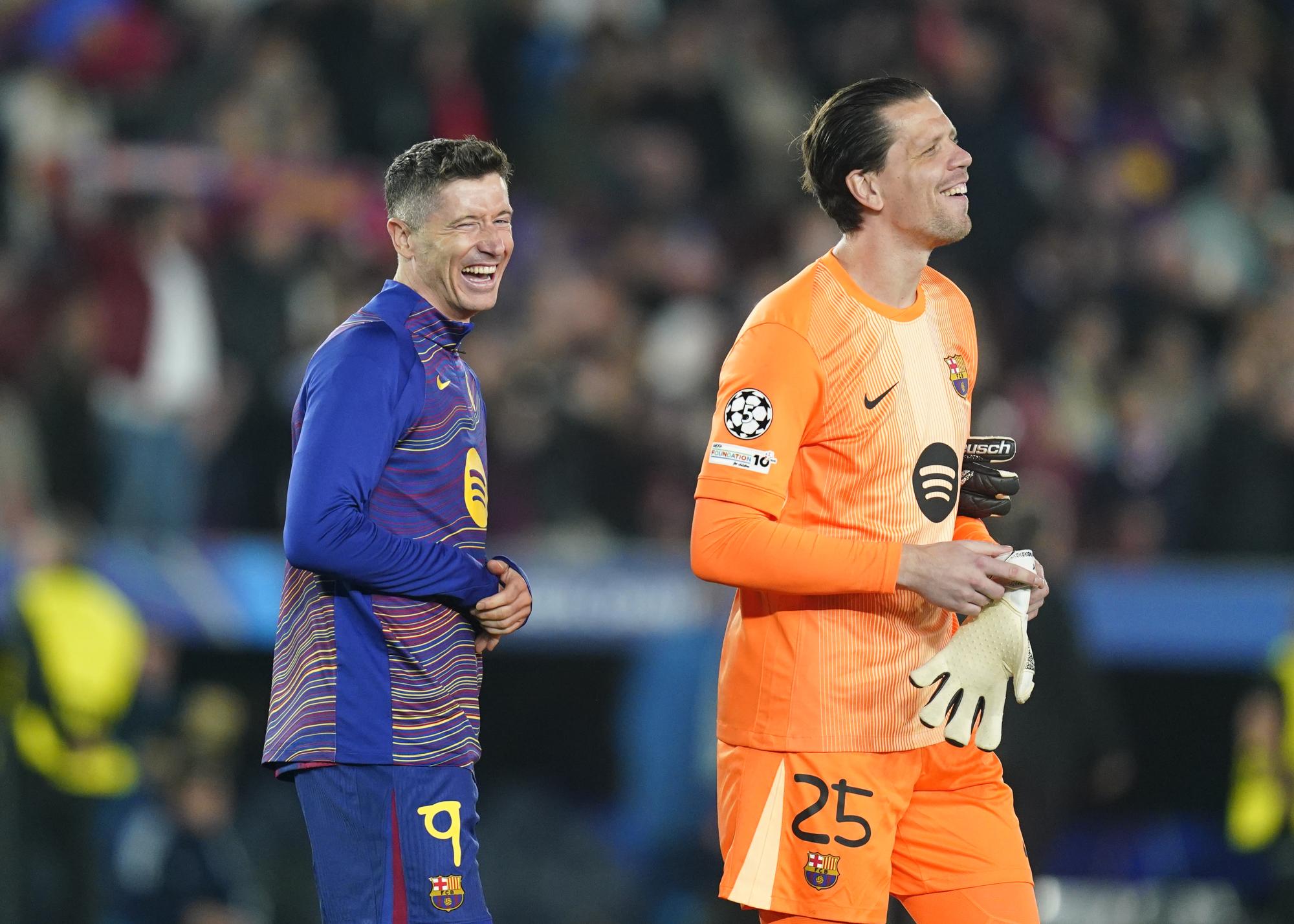 FC Barcelone - Szcz'sny et Lewandowski font semblant de se battre à l'entraînement