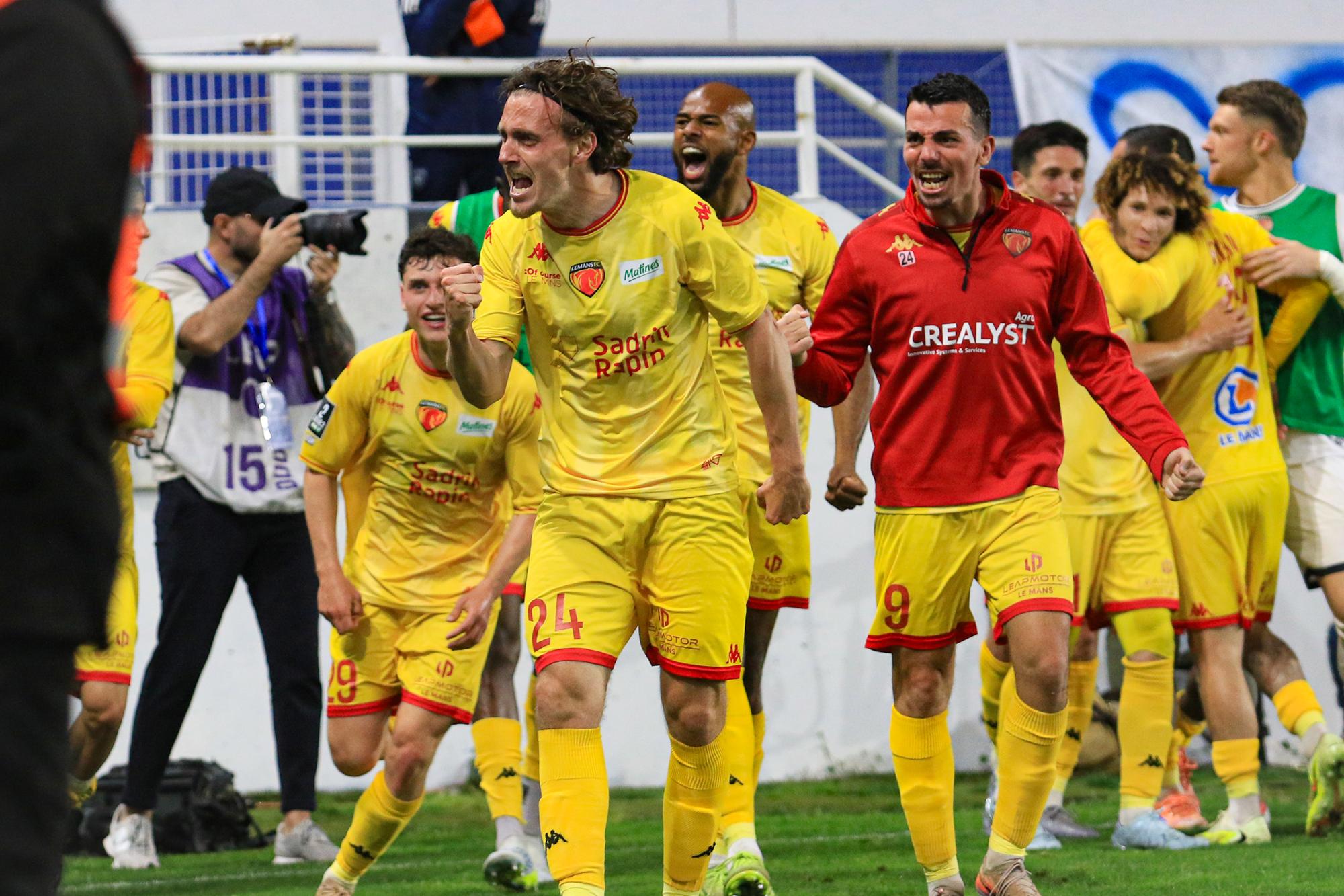 Ligue 2 - Les joueurs du Mans accueillis en héros en pleine nuit malgré l'incertitude pour la montée suite aux incidents à Bastia