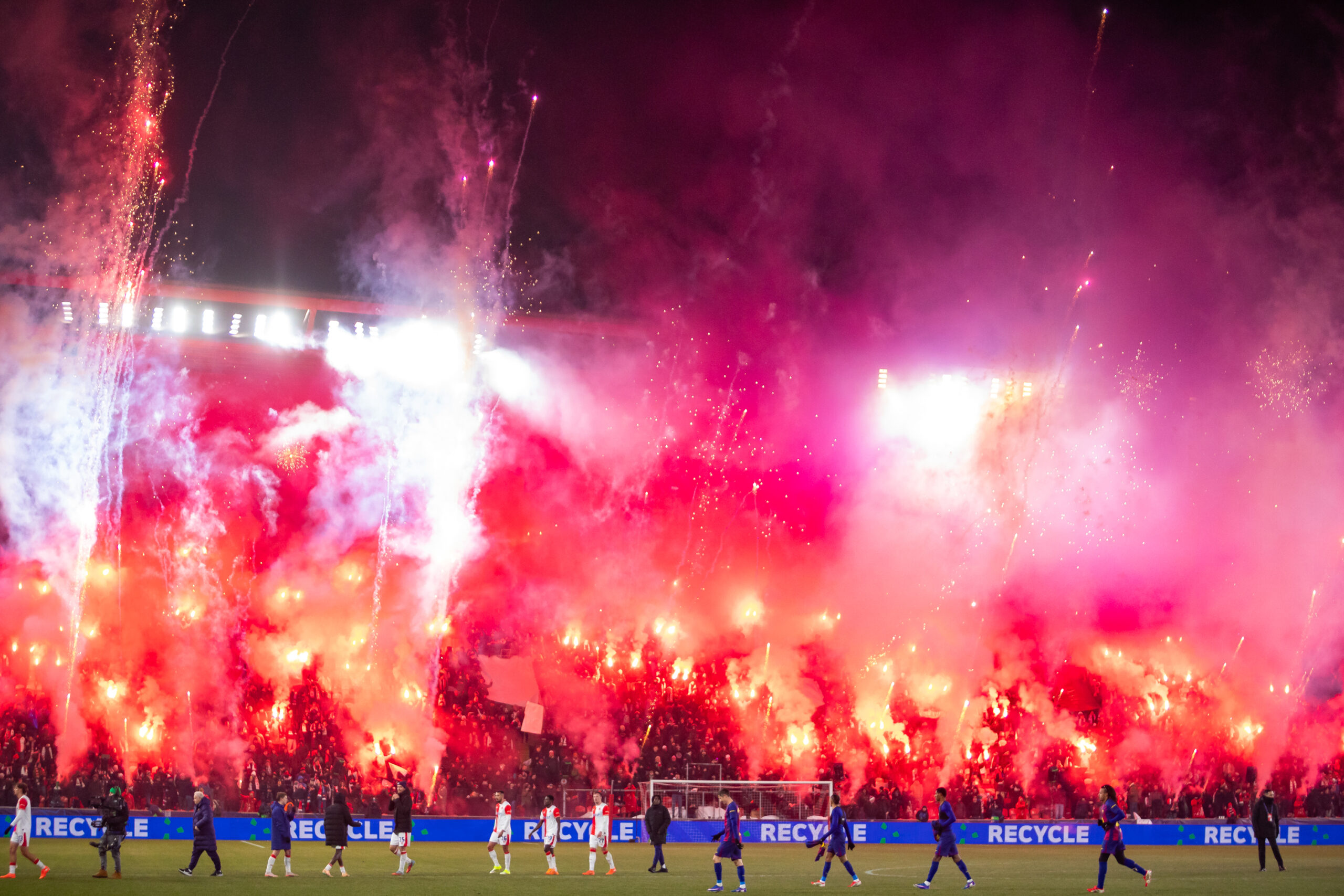 République tchèque - Le derby entre le Slavia et le Sparta Prague arrêté à cause de graves incidents