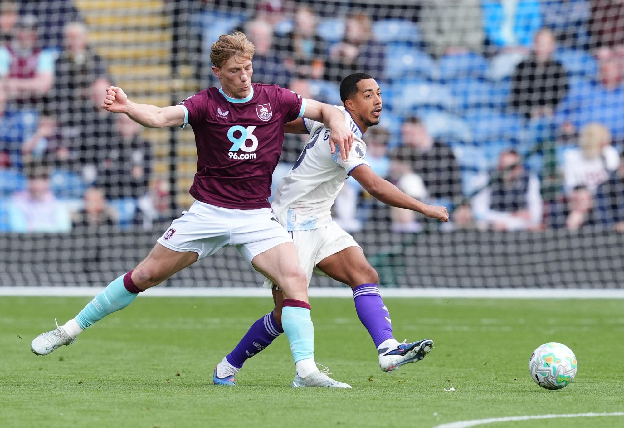 Résumé PL : Aston Villa cale à Burnley, Nottingham Forest assure son maintien contre Newcastle