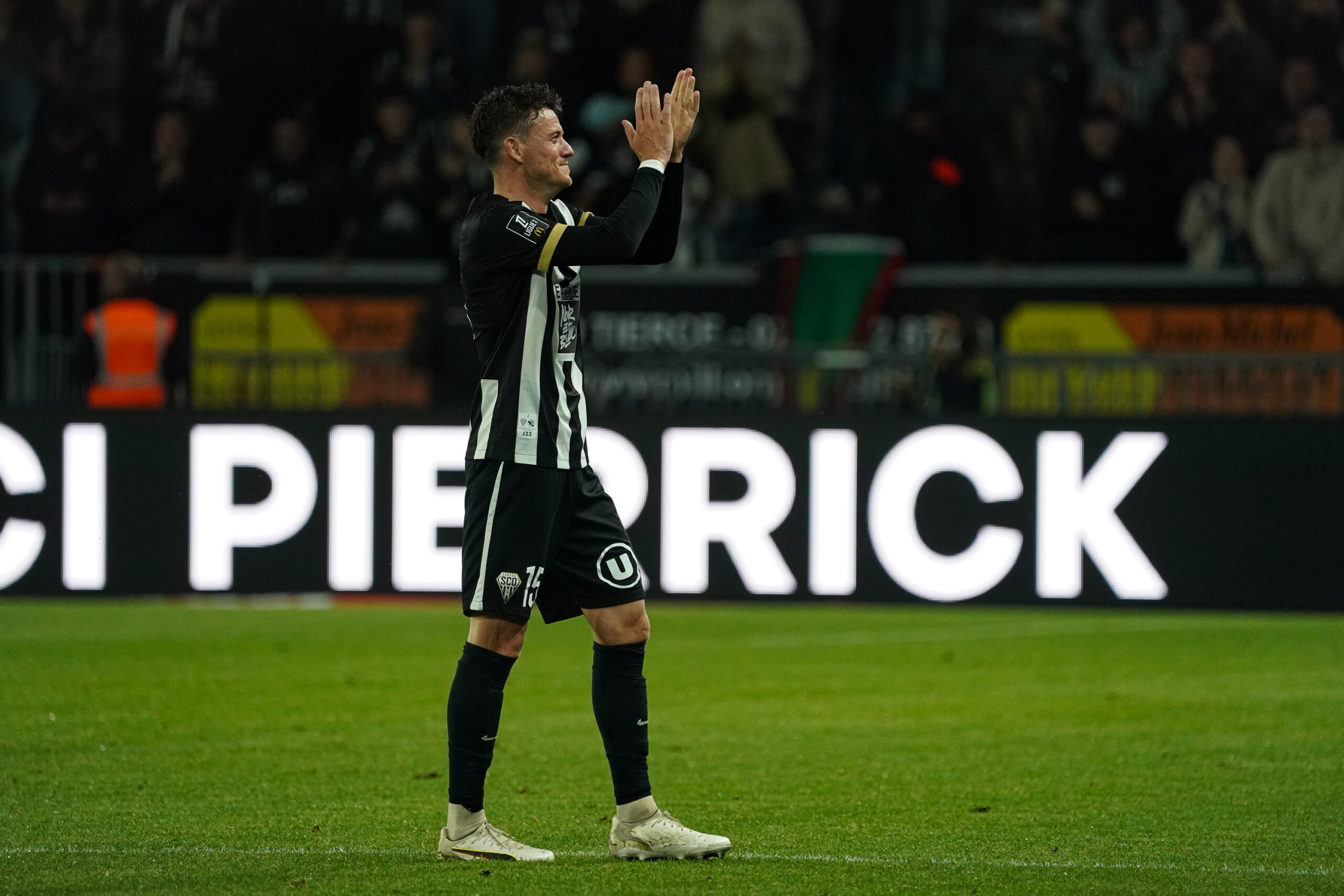 La sortie en larmes de Pierrick Capelle apr&egrave;s son dernier match avec Angers, Louis Mouton sorti sur blessure