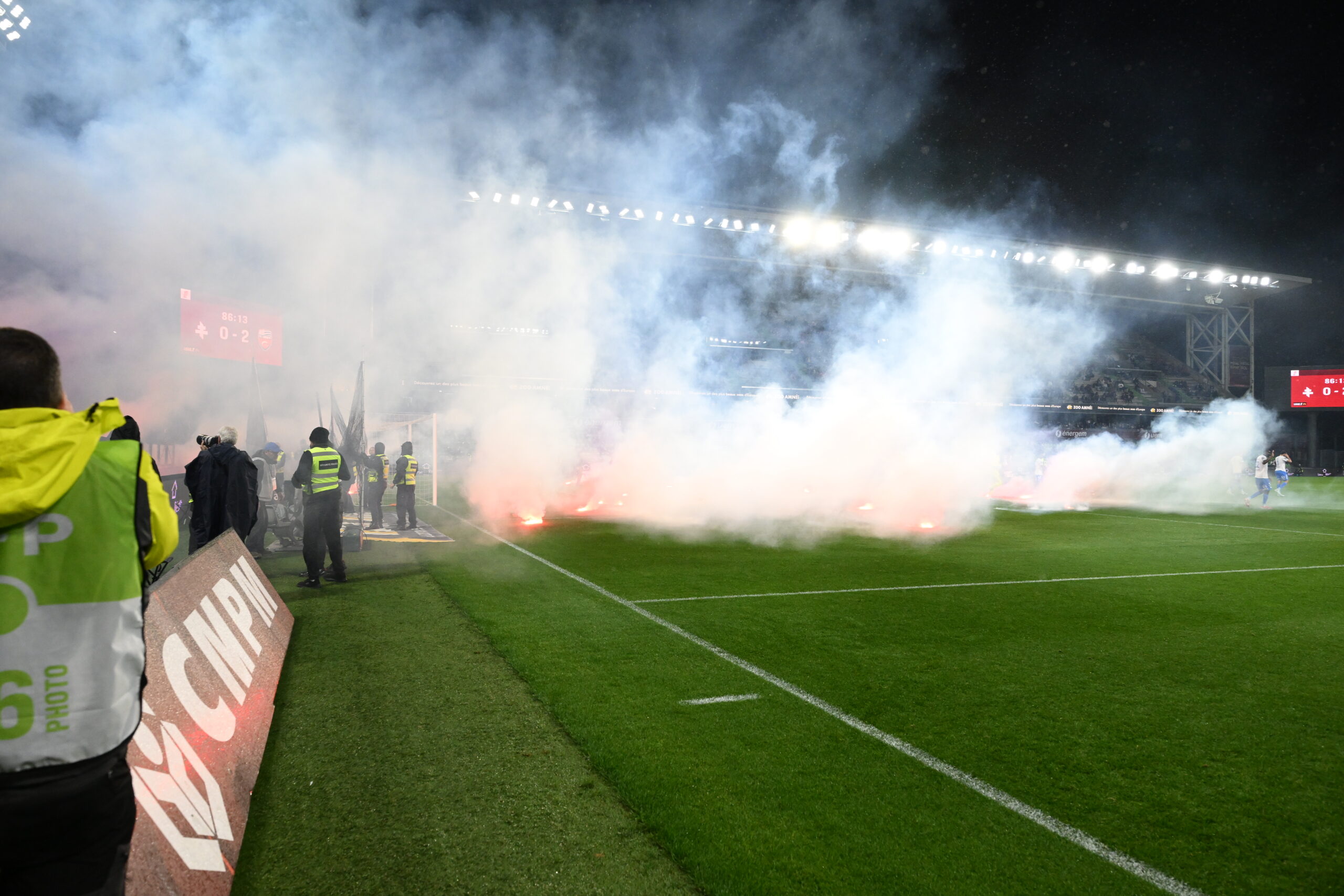 Metz-Lorient arrêté suite à des jets de fumigènes sur la pelouse