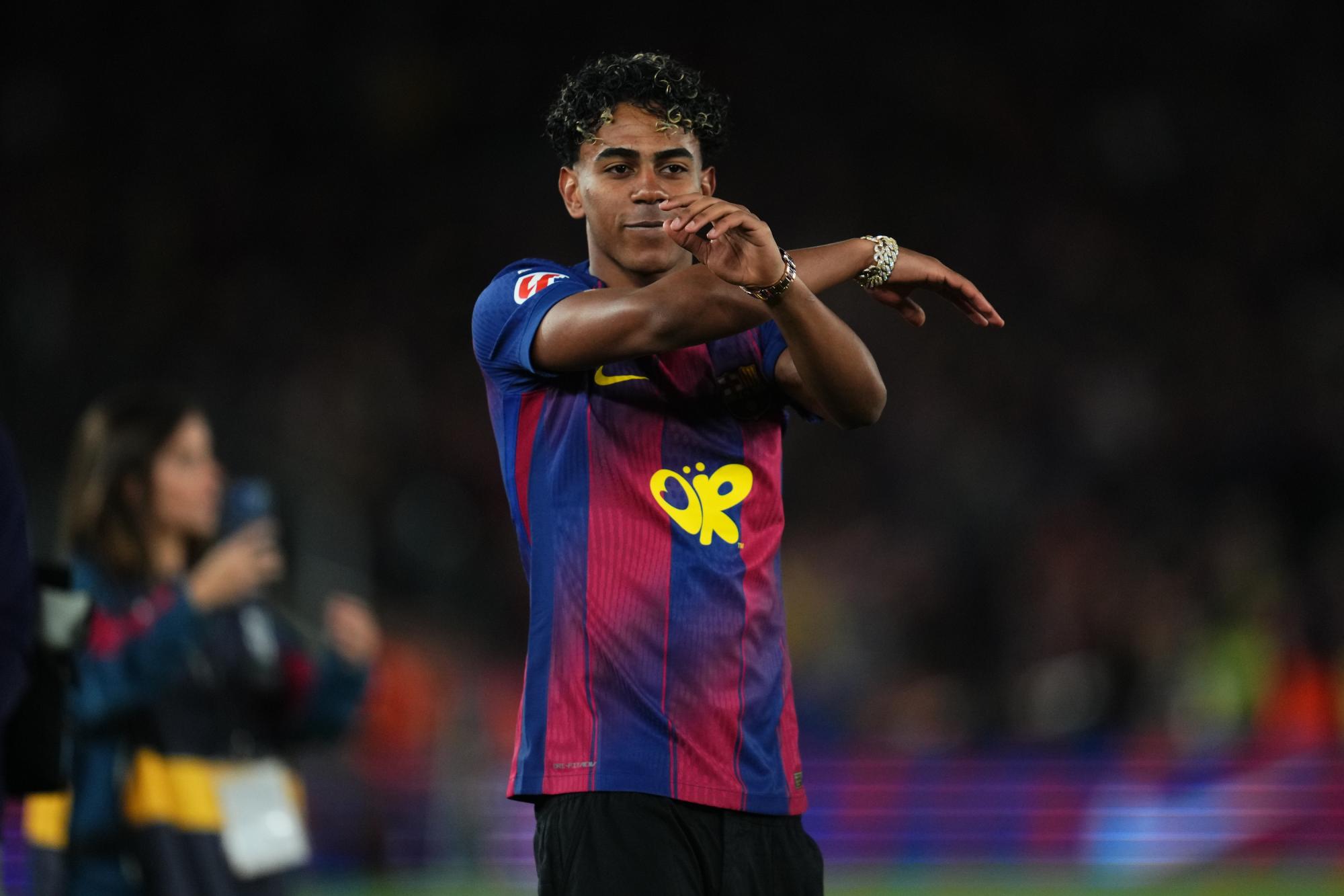Lamine Yamal brandit un drapeau palestinien pendant les célébrations du titre du Barça