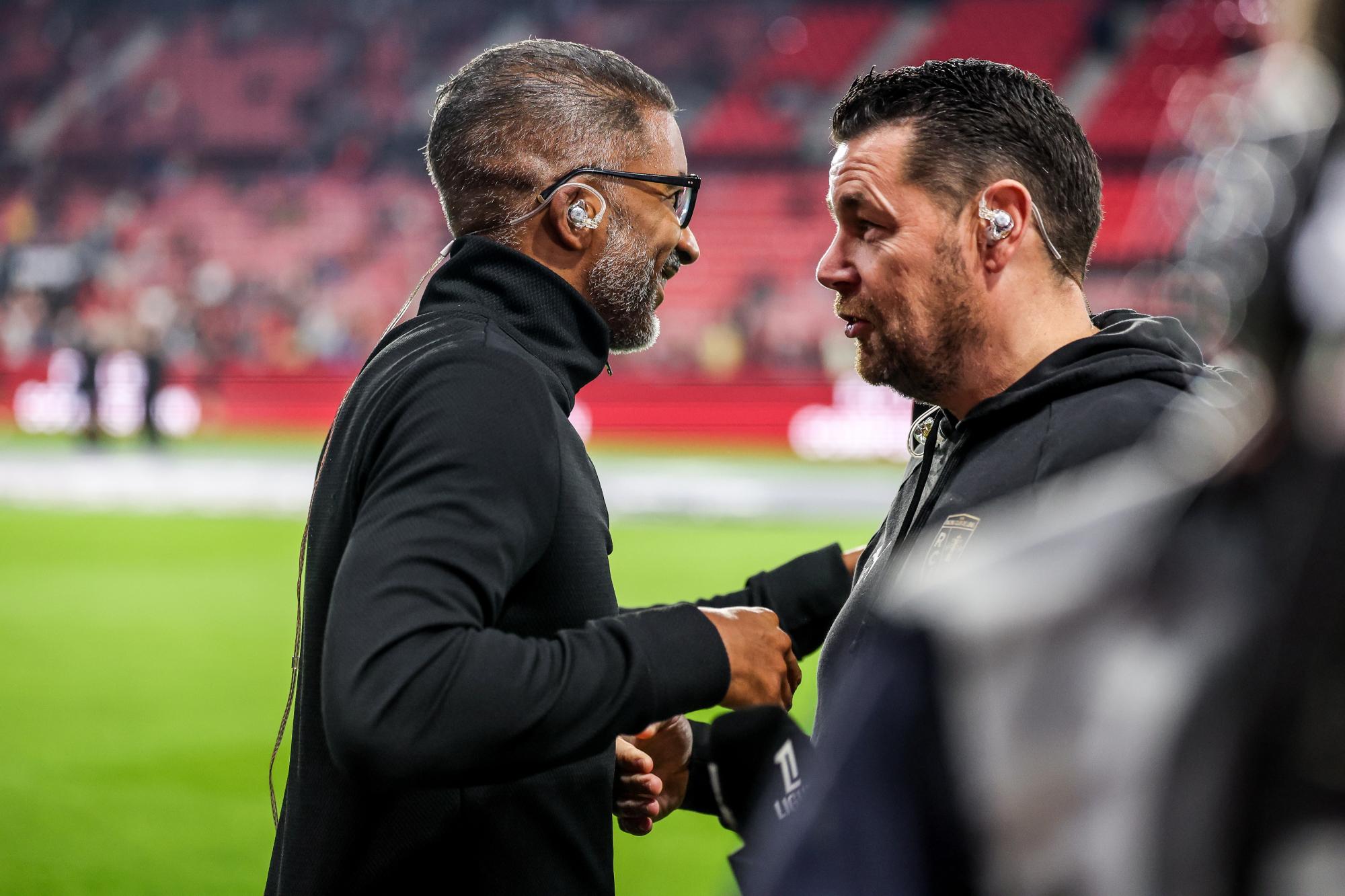 L'entraîneur du RC Lens Pierre Sage vient au chevet du technicien de l'Olympique de Marseille Habib Beye