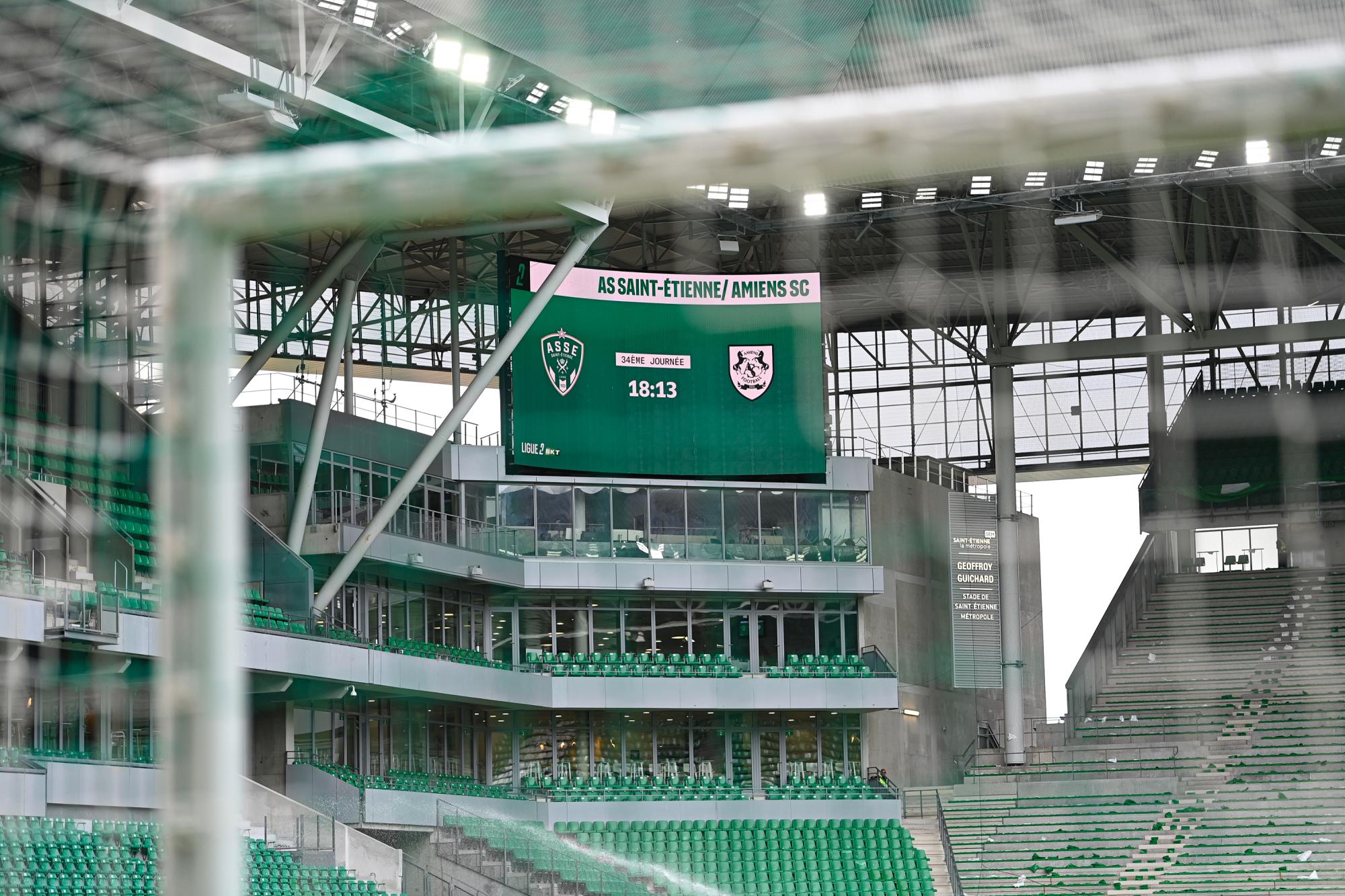 AS Saint-Étienne : des poteaux carrés installés à Geoffroy-Guichard pour un match caritatif en hommage aux Verts 76