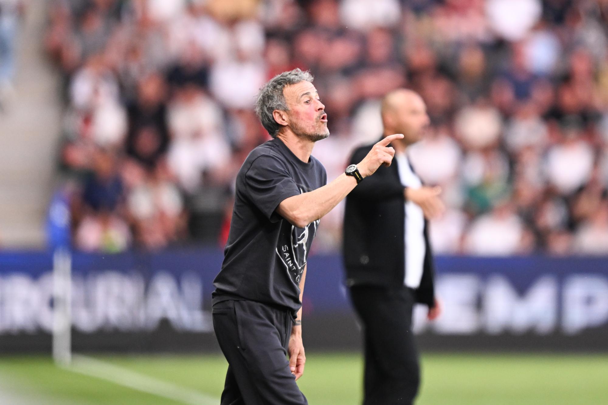 L'entraîneur du PSG Luis Enrique n'aime pas les trophées UNFP et félicite l'entraîneur du RC Lens Pierre Sage