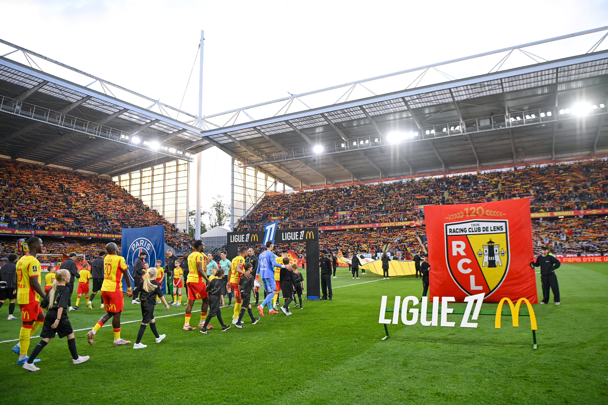Ligue 1 Lens-PSG : les banderoles du stade Bollaert qui visent le Paris Saint-Germain
