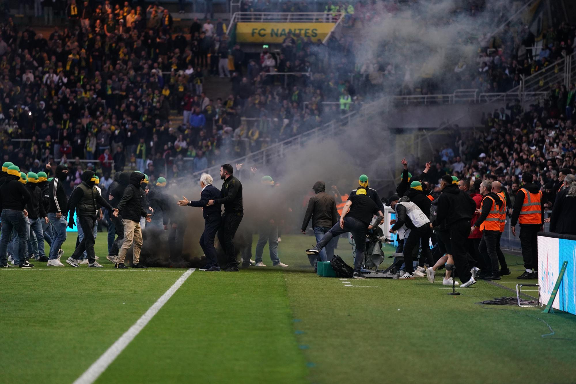 Ligue 1 : Le match entre Nantes et Toulouse est définitivement arrêté après les débordements à la Beaujoire