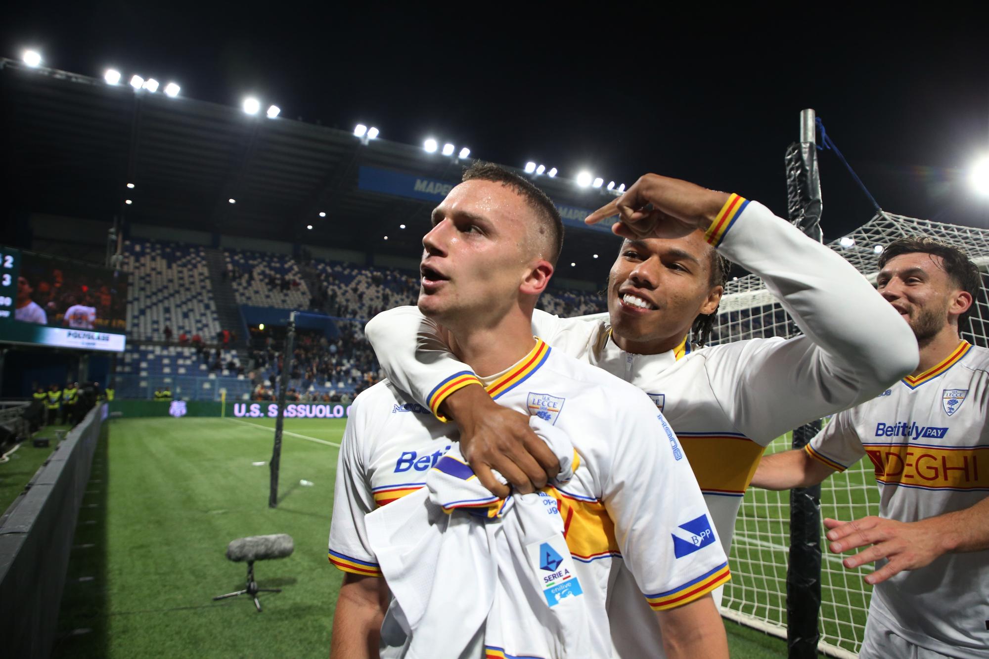Lecce décroche une victoire précieux sur le terrain de Sassuolo dans le temps additionnel et sort de la zone de relégation