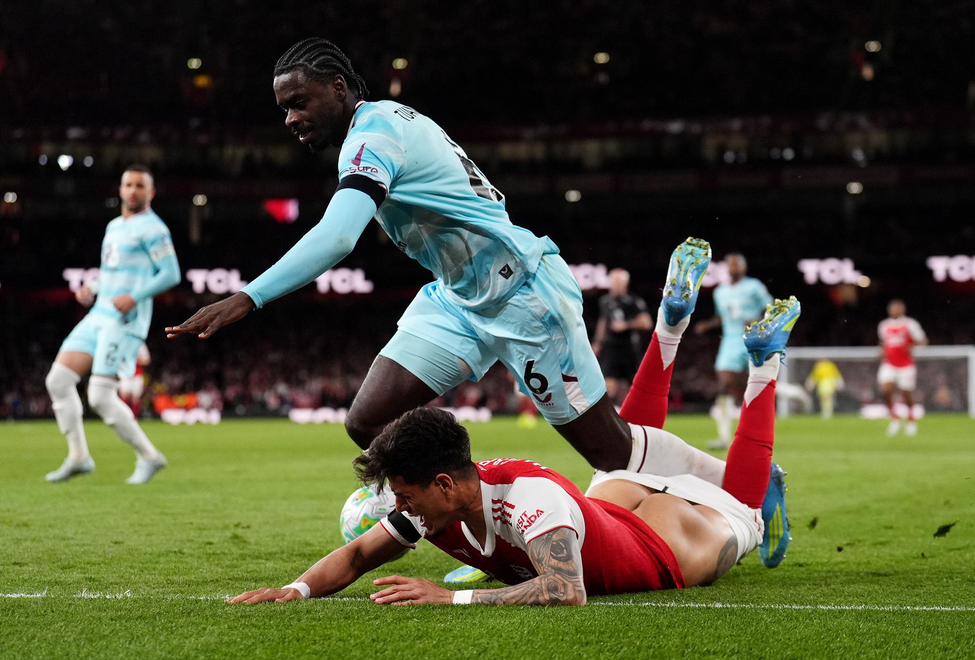 Le défenseur d'Arsenal Hincapié perd son slip et montre ses fesses en plein match