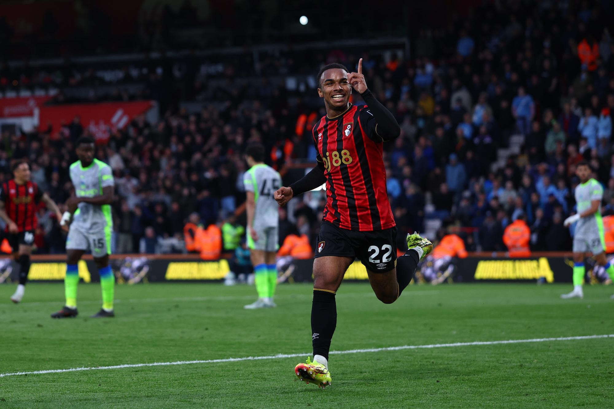 Buteur face à Manchester City, Eli Junior Kroupi (Bournemouth) offre pour l'instant le championnat d'Angleterre à Arsenal