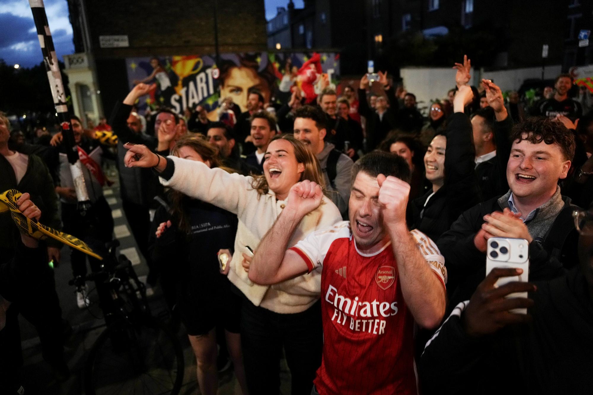 Premier League : scènes de liesse à l'Emirates Stadium après l'officialisation du titre de champion d'Angleterre d'Arsenal