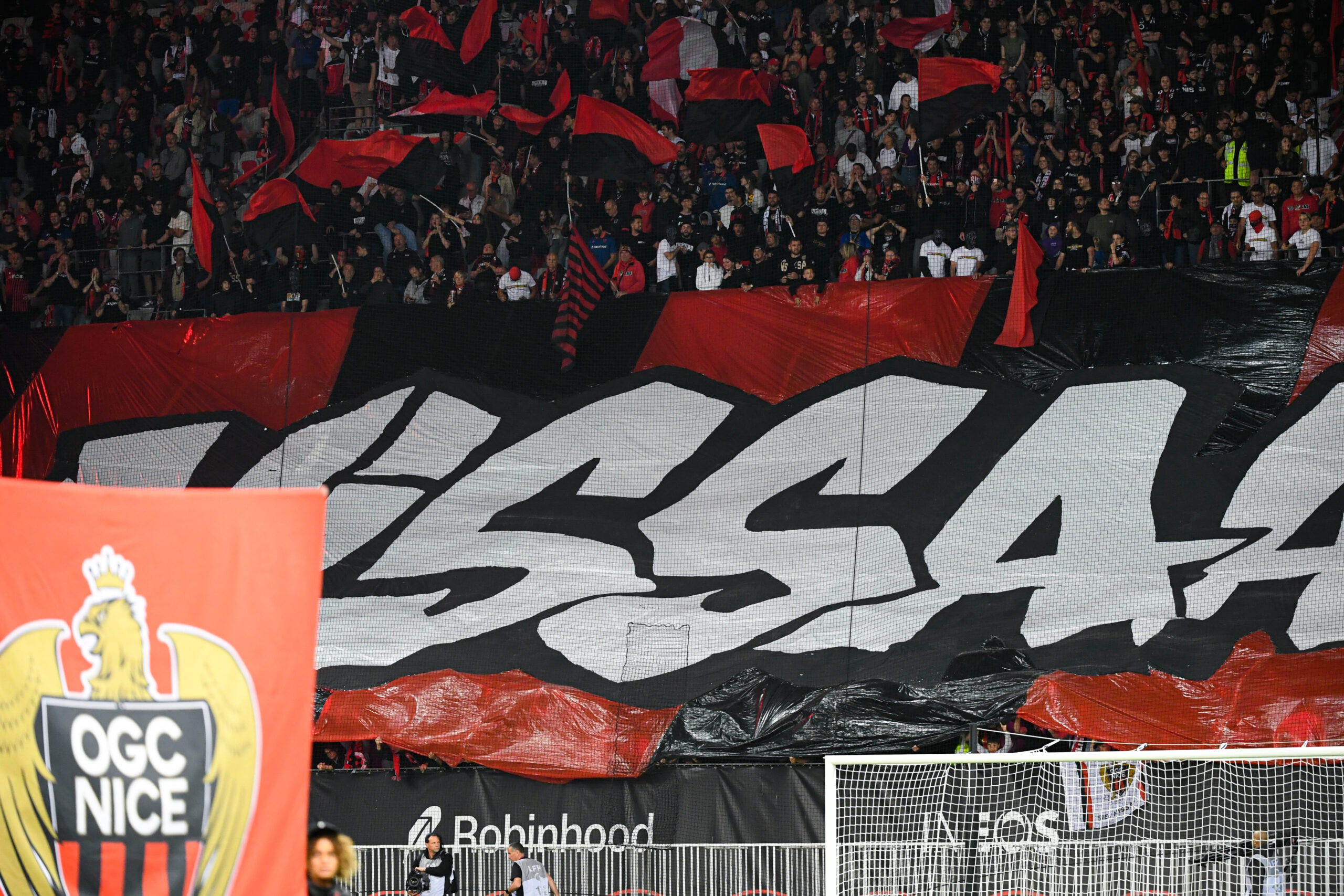 Six blessés, dont un grièvement, après une nuit de chaos des supporters niçois