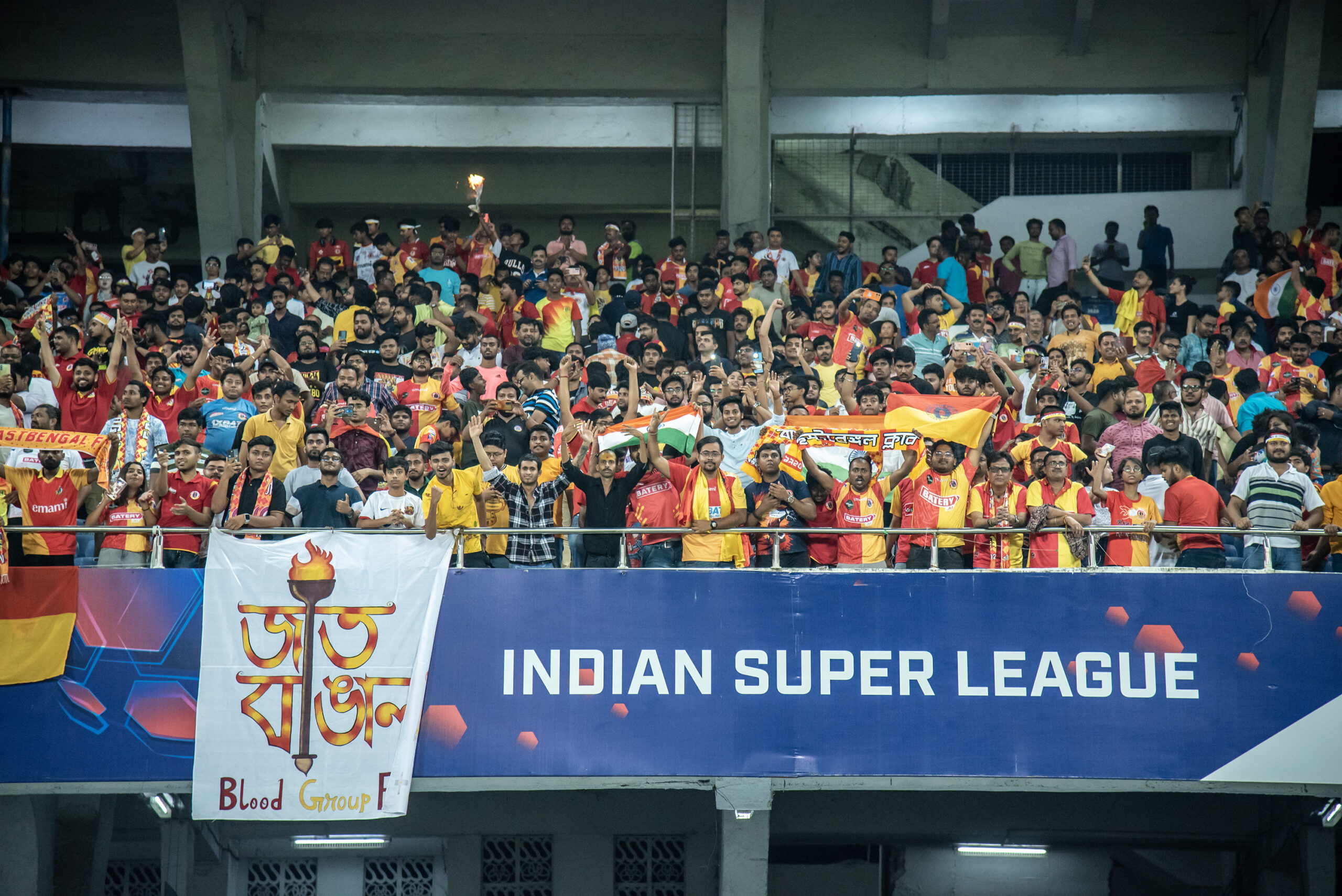 Les supporters de l'East Bengal FC fêtent le titre de champion d'Inde en envahissant le terrain au coup de sifflet final