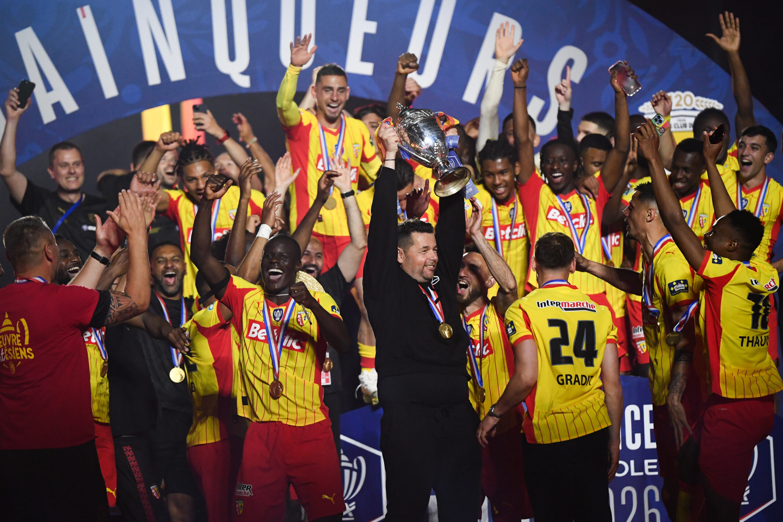 Pierre Sage ramène la Coupe de France à Lens : la gloire de ses pairs