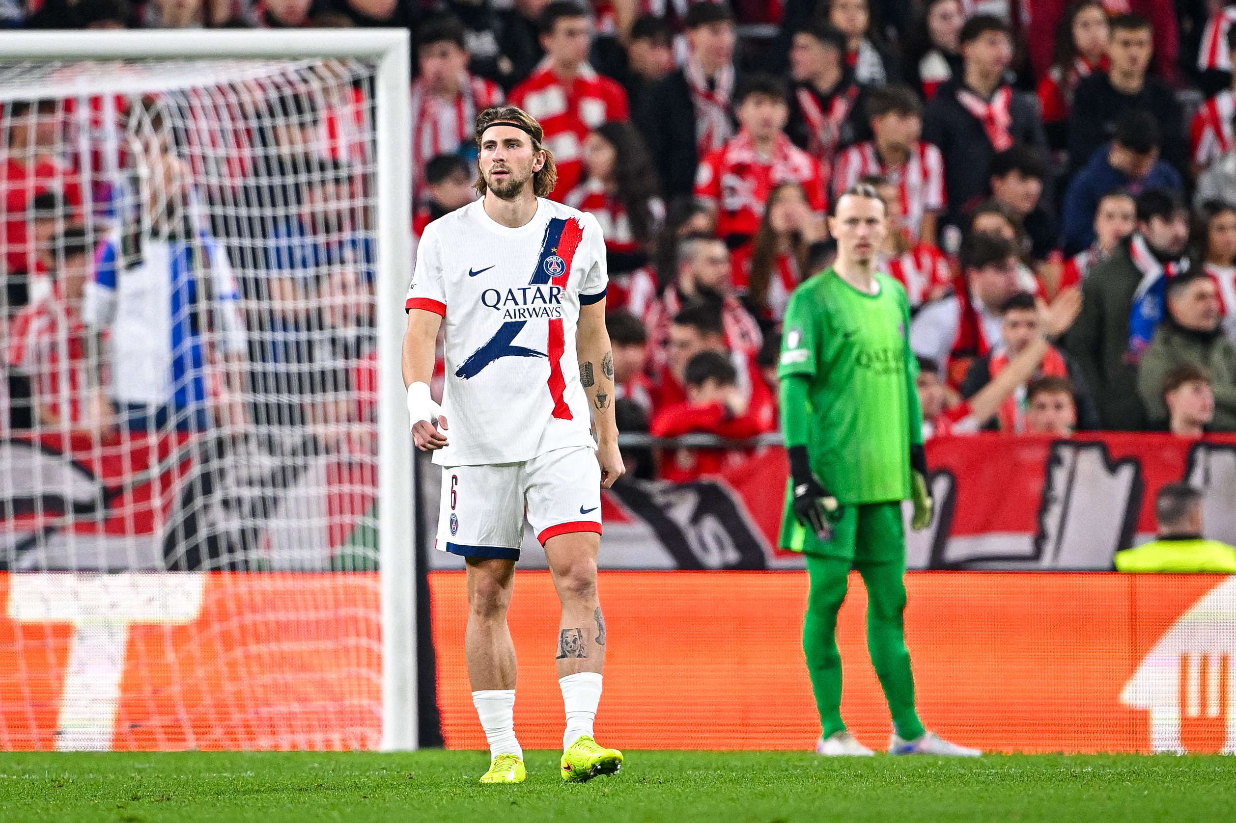 L'Ukrainien Illya Zabarnyi et le Russe Matveï Safonov ne se sont pas serrés la main lors d'un match d'entraînement avec le PSG