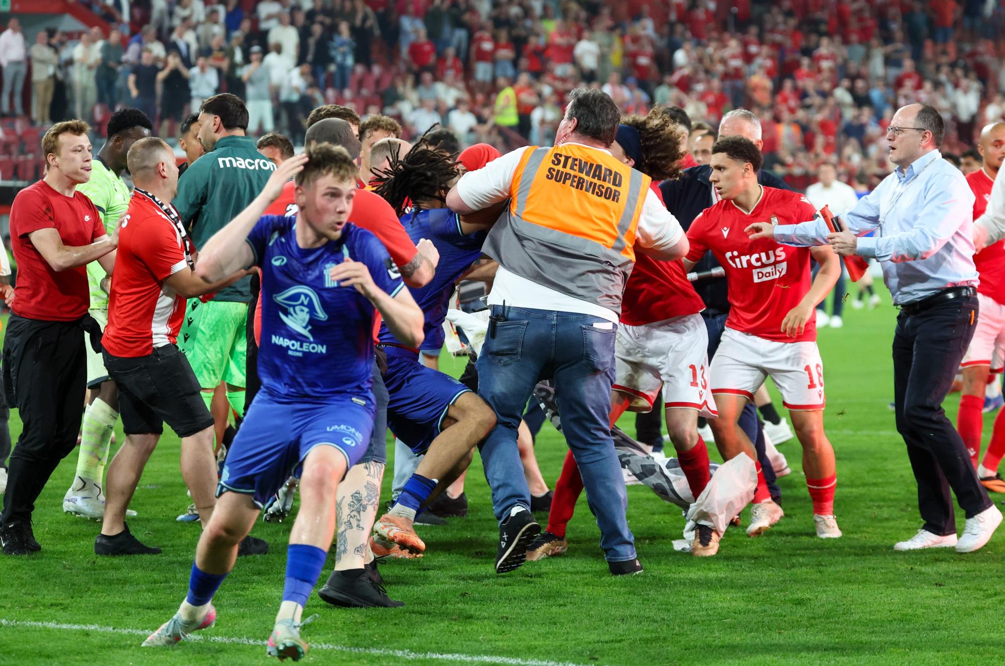 Jupiler Pro League : Echauffourées, débordements, envahissement de pelouse... le choc wallon entre le Standard de Liège et Charleroi a complétement dégénéré à la fin du match