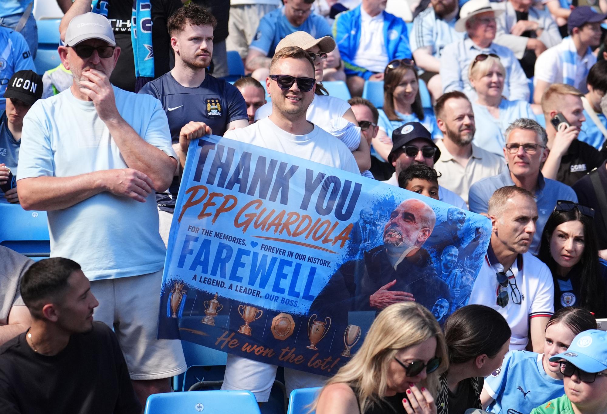 Pour sa dernière avec Manchester City, Pep Guardiola reçoit un bel hommage de l'Etihad Stadium
