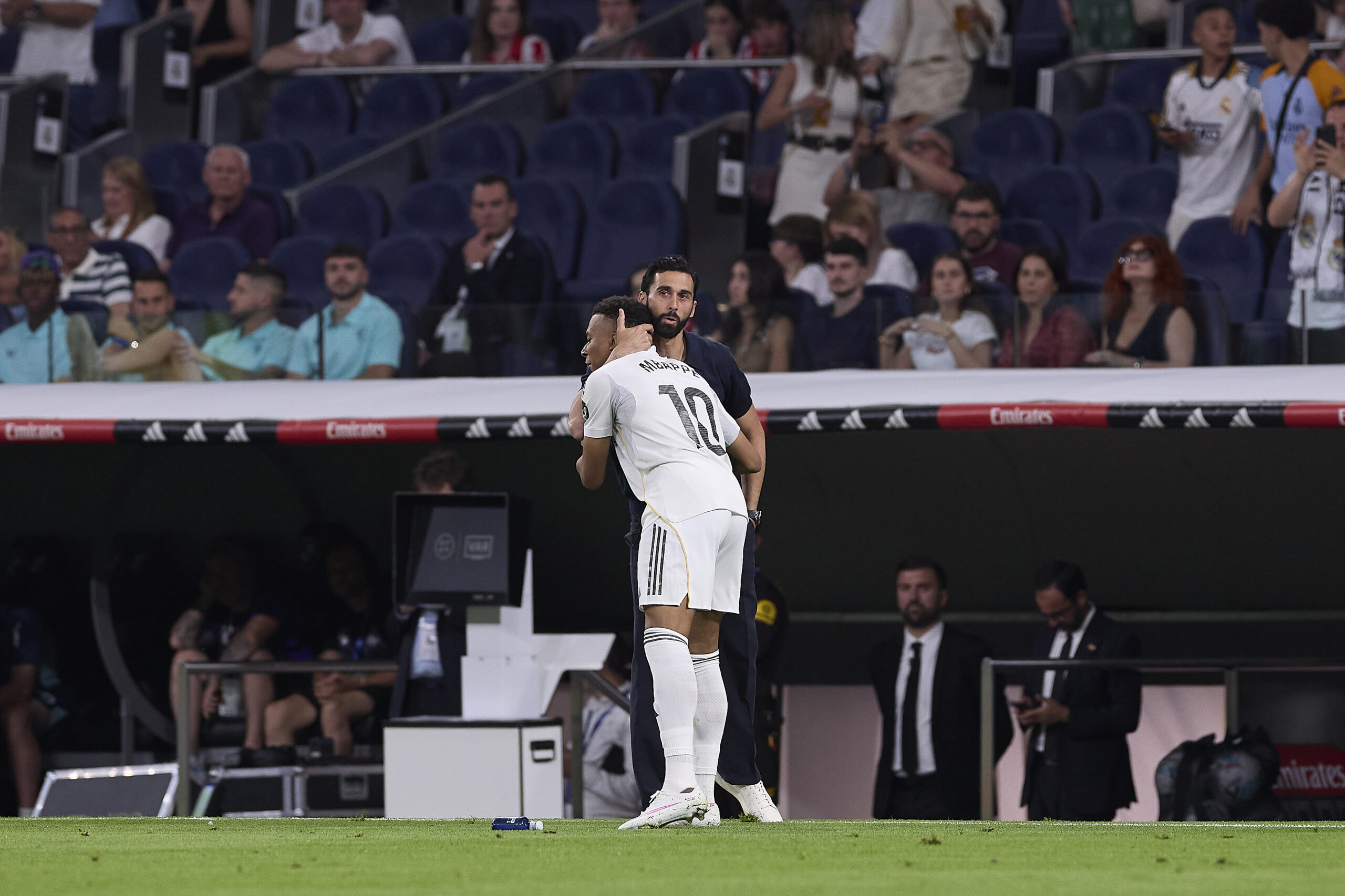 Espagne : Real Madrid : après les remous, Álvaro Arbeloa salue Kylian Mbappé