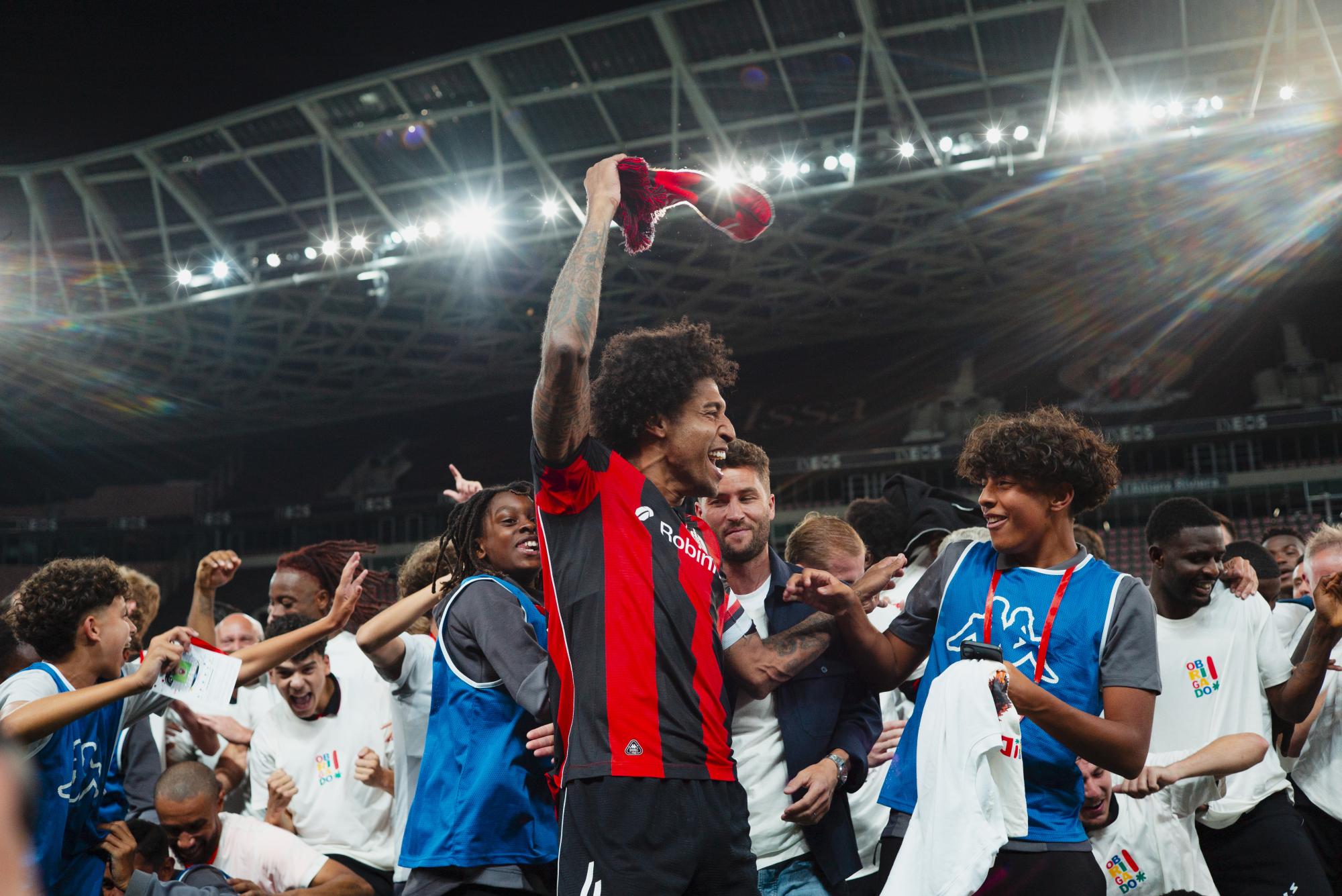 Nice : La belle image de Dante avec son fils après son dernier match