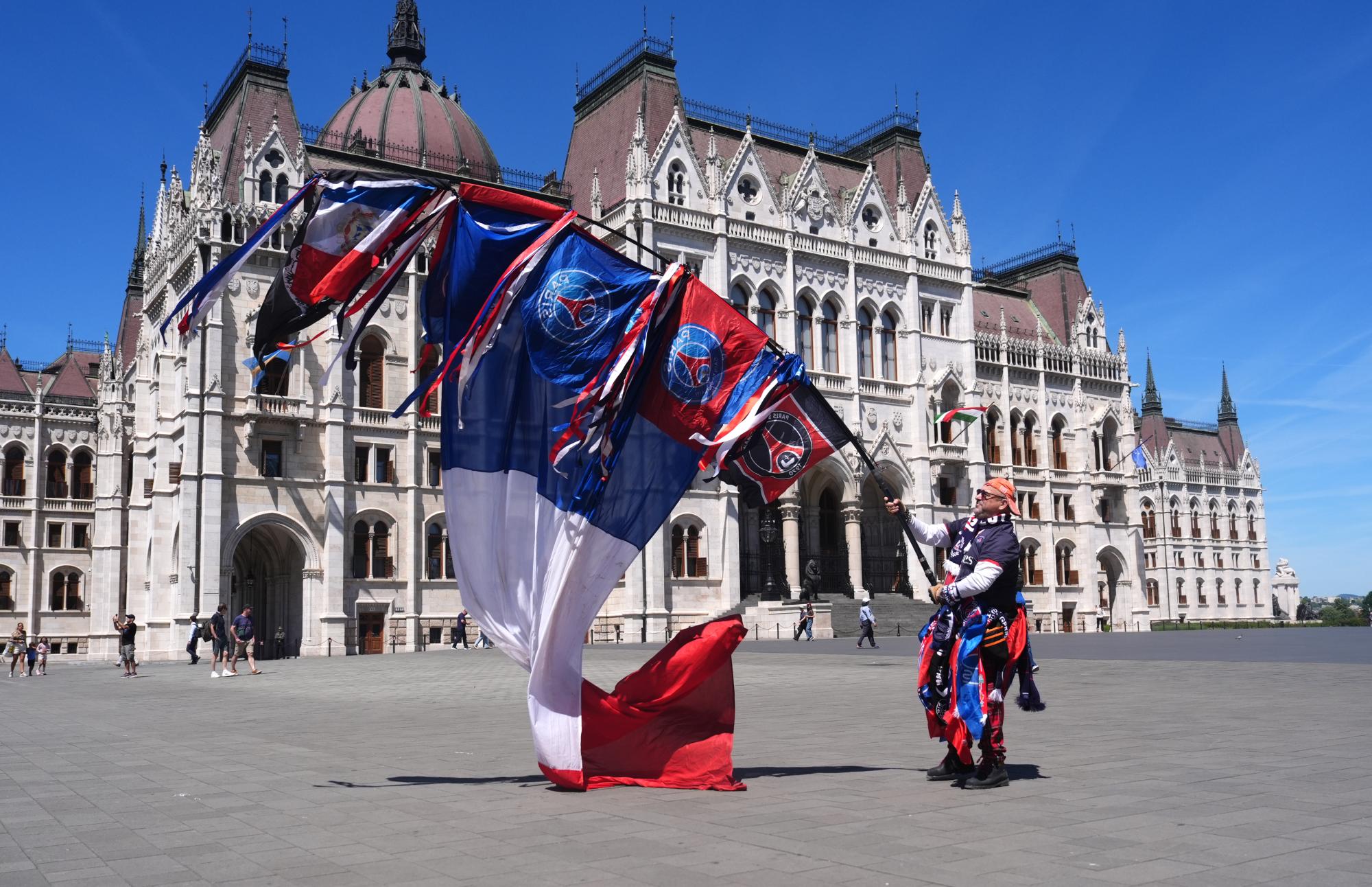 Comment les supporters Parisiens ont tenté de se faire une place à Budapest au milieu des fans d'Arsenal avant la finale de Ligue des champions