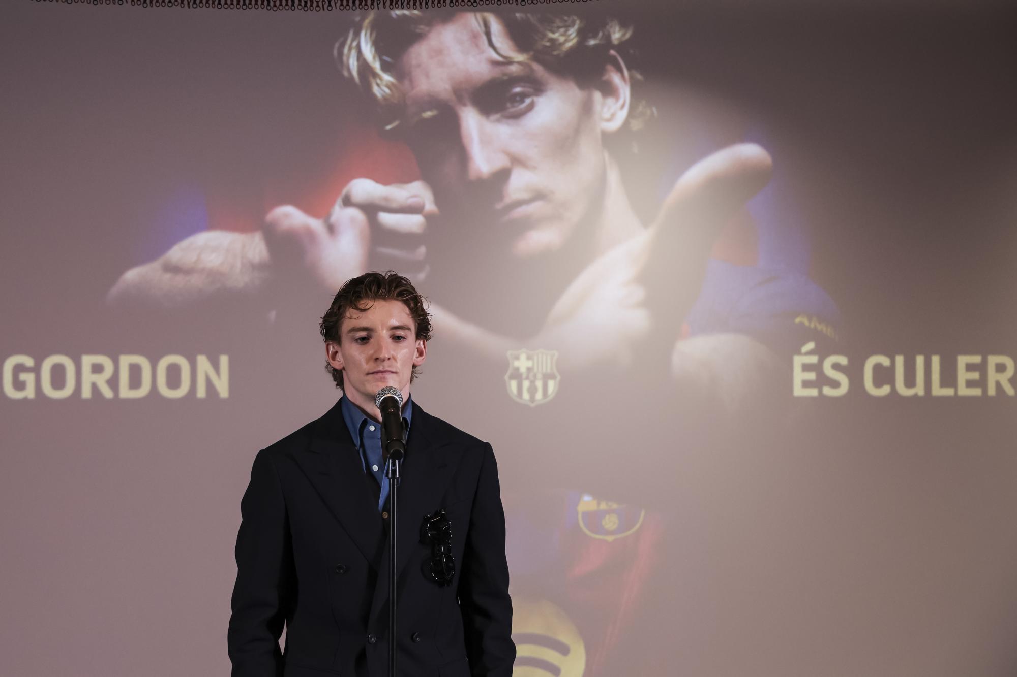 Anthony Gordon impressionnant en espagnol lors de sa présentation au FC Barcelone
