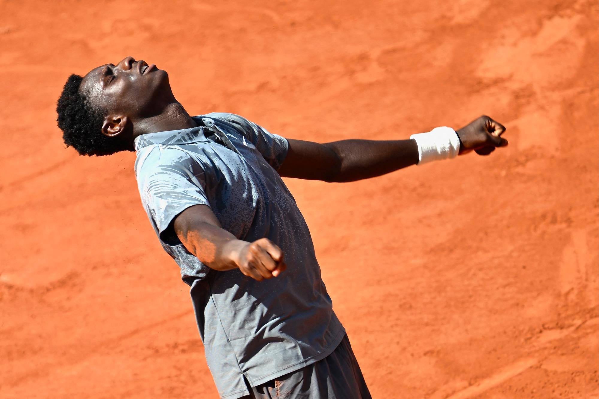 À Roland-Garros, Moïse Kouamé s'échauffe avec le maillot du PSG avant son match
